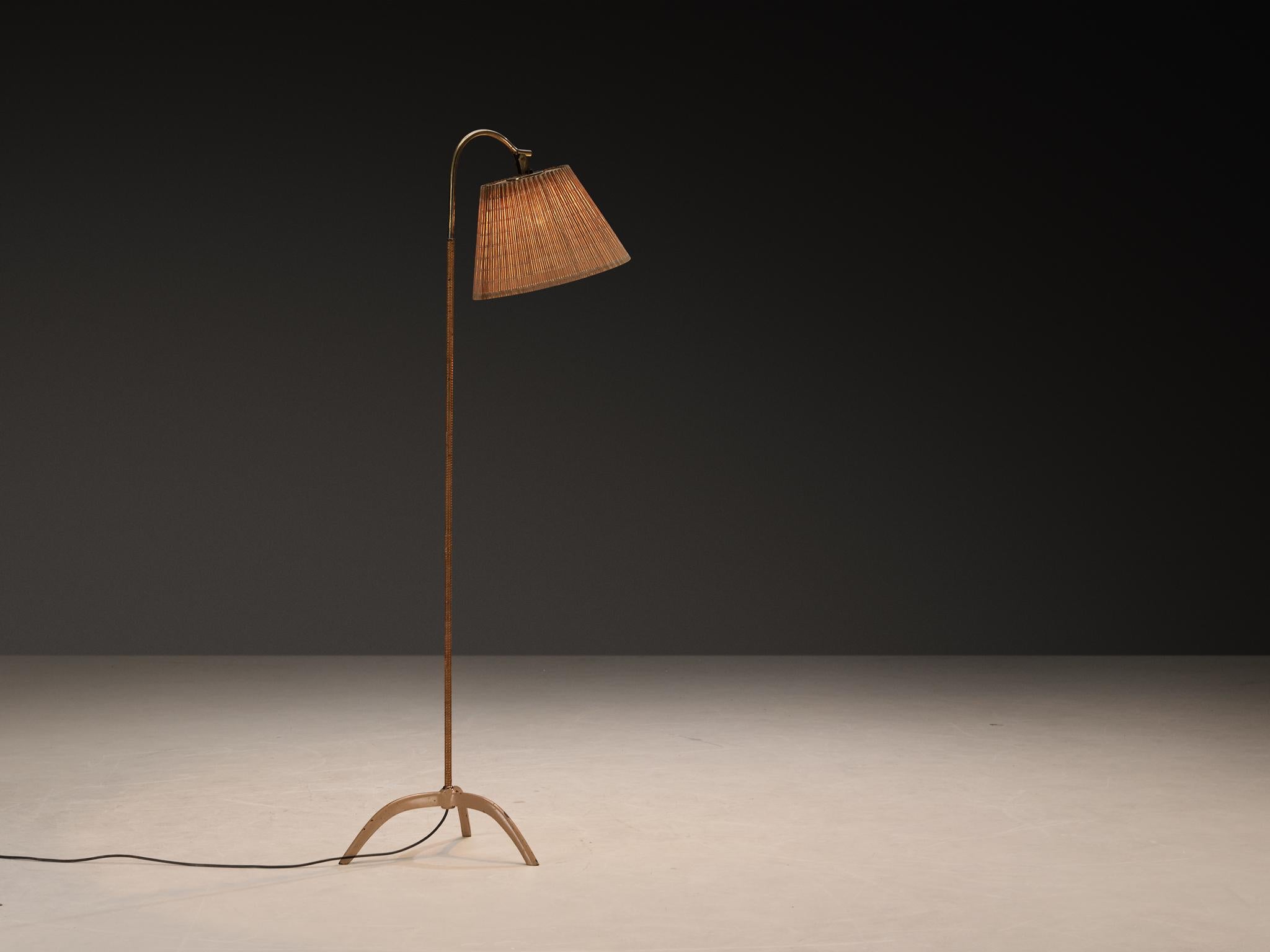 Paavo Tynell pour Taito Oy '9609' Paire de lampadaires en rotin et laiton en vente 2