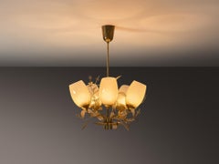 Lampadario 'Concerto' in ottone e vetro beige di Paavo Tynell per Taito Oy