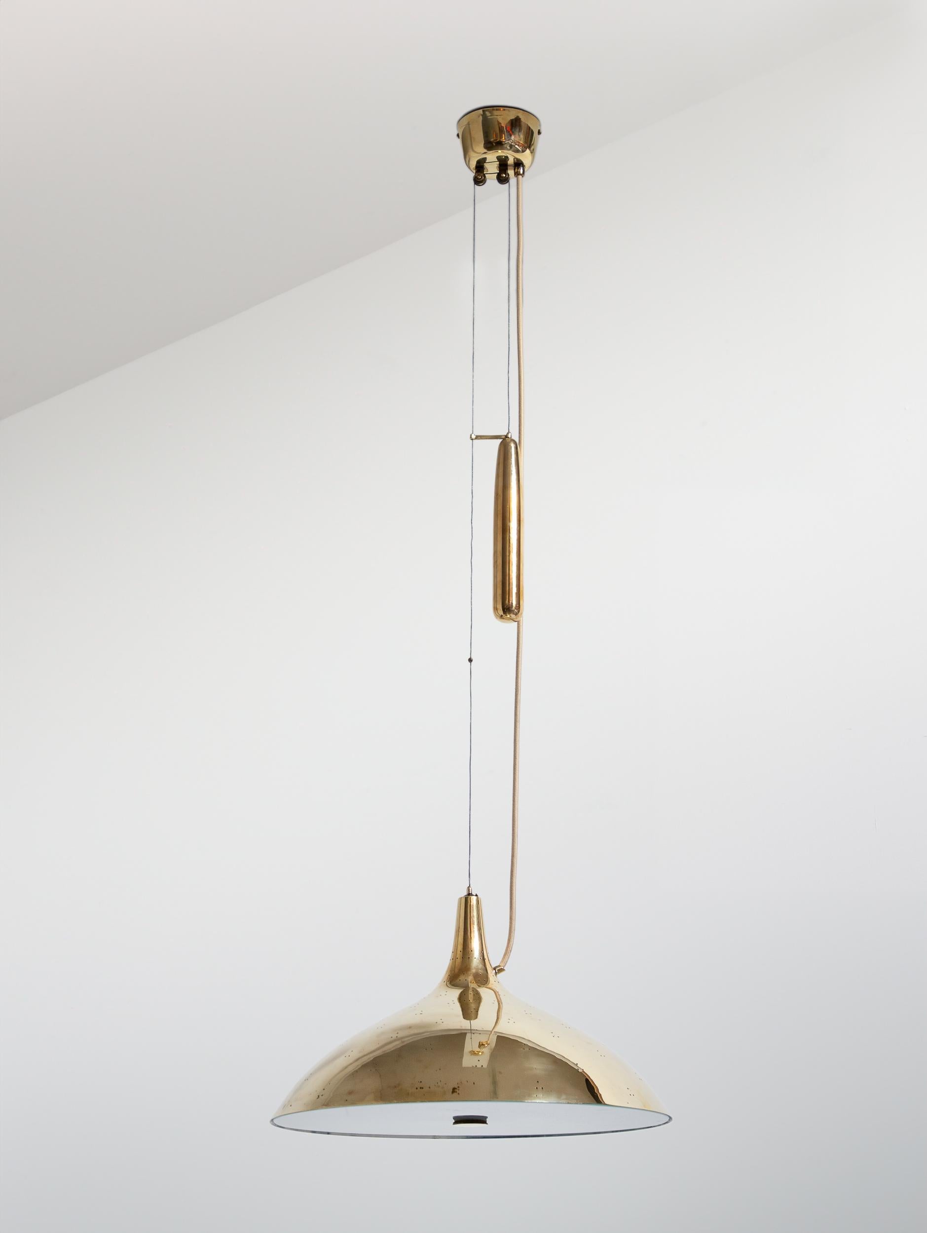 Lampada da soffitto a contrappeso modello A1965, progettata da Paavo Tynell per la sua azienda Taito Oy. Questi pendenti sono stati creati originariamente per la Finlandia House di New York nel 1948. Questo design raffinato presenta un paralume in