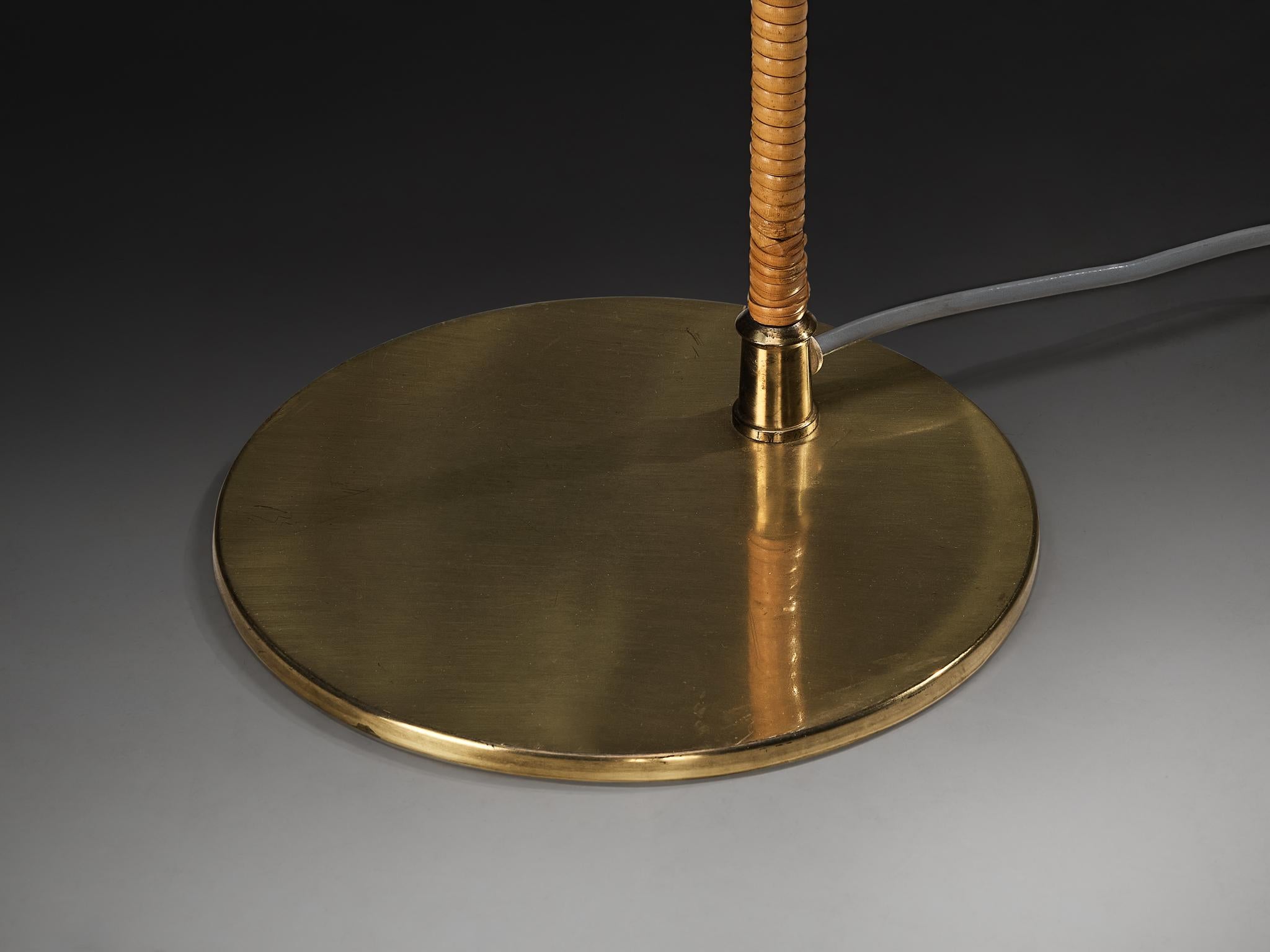 Paavo Tynell for Taito Oy Floor Lamp in Brass and Cane (Mitte des 20. Jahrhunderts) im Angebot