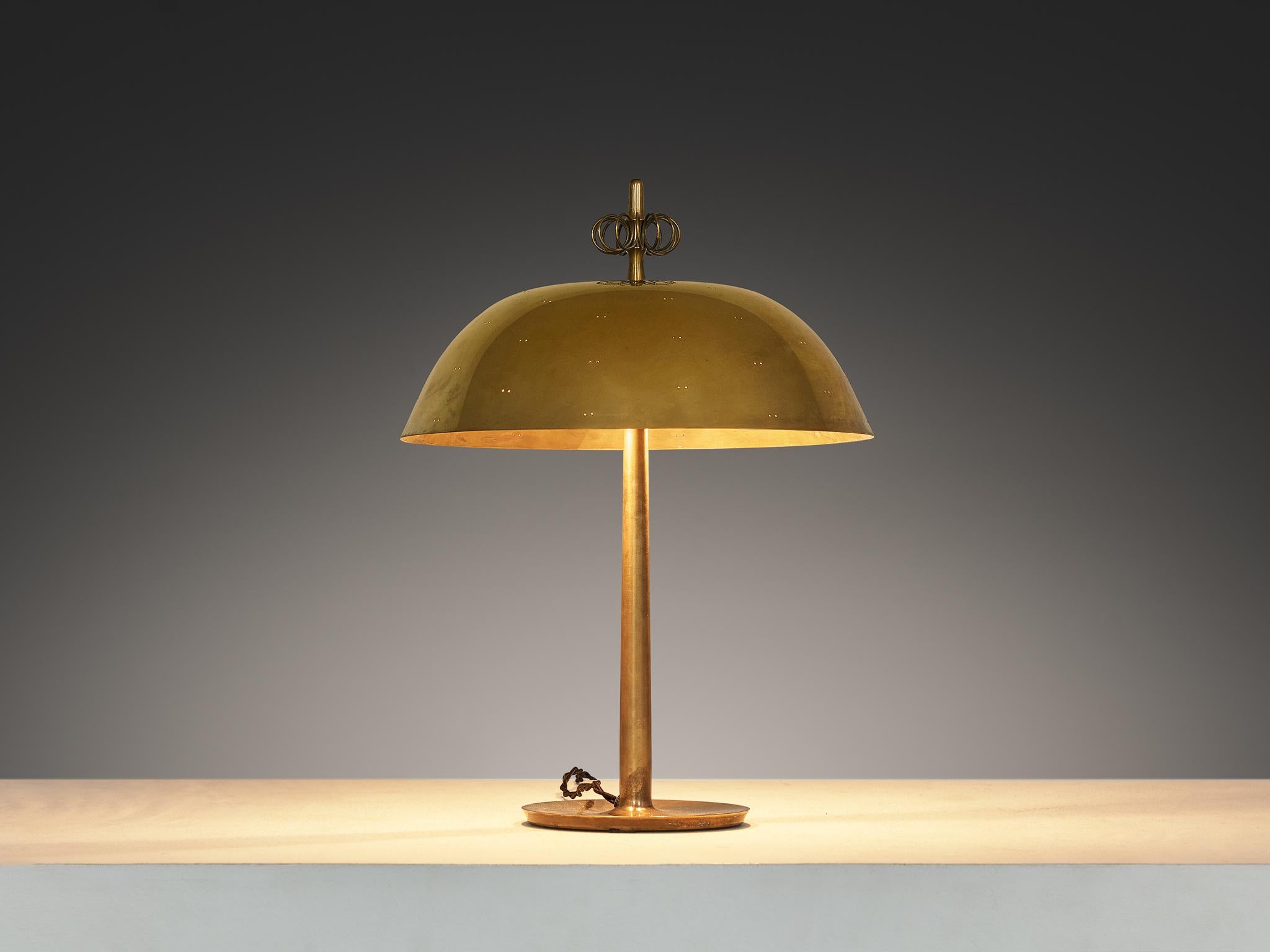 Paavo Tynell pour Taito Oy, lampe de table, modèle '9211', laiton, Finlande, années 1940
 
Une pièce vraiment magnifique qui se distingue par tous les aspects de sa conception : exécution, utilisation des matériaux, savoir-faire et détails. Paavo