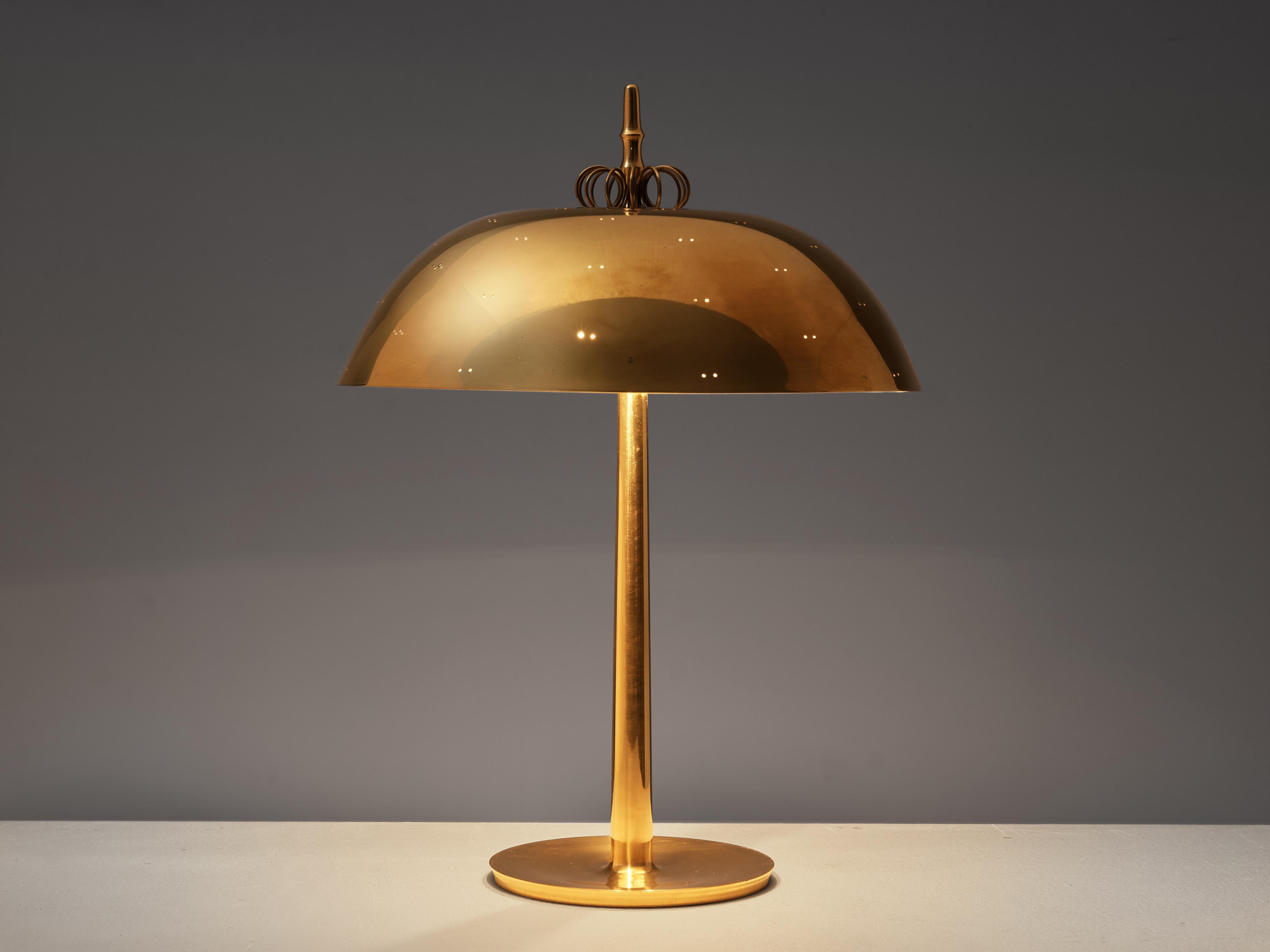 Paavo Tynell for Taito Oy, table lamp model '9211', brass, Finland, 1940s

Admirable table lamp by Finnish master or lights Paavo Tynell. Tynell is known for his elegant designs in brass. This table lamp is no exception. Manufactured by Tynell’s own