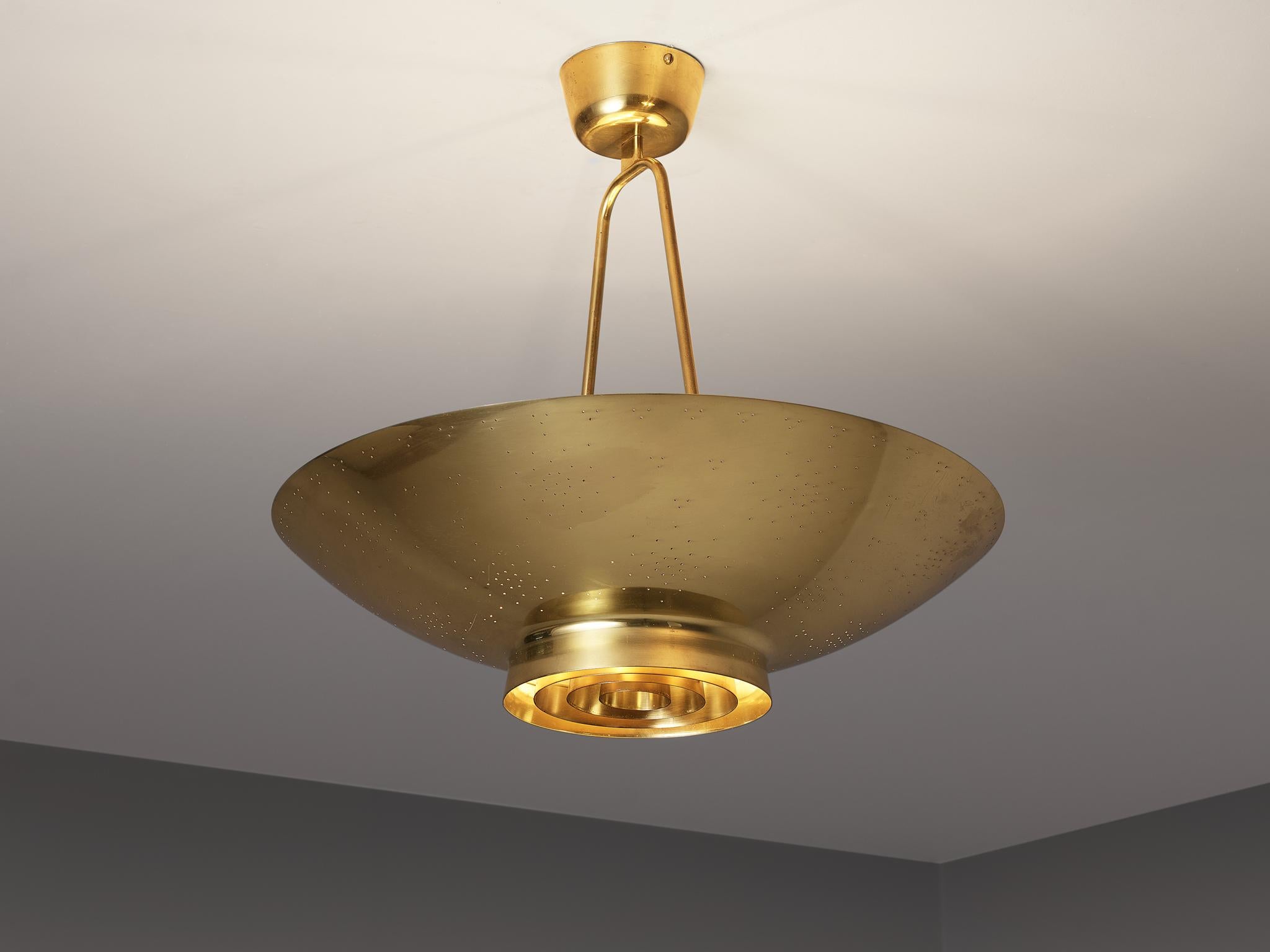 Paavo Tynell for Taito, pendant lamp model ‘9060’, brass, Finland, 1950/52

Finnish designer Paavo Tynell designed the lamp '9060' for the office of an important employee at the United Nations building in NYC. Typical for Tynell’s iconic light