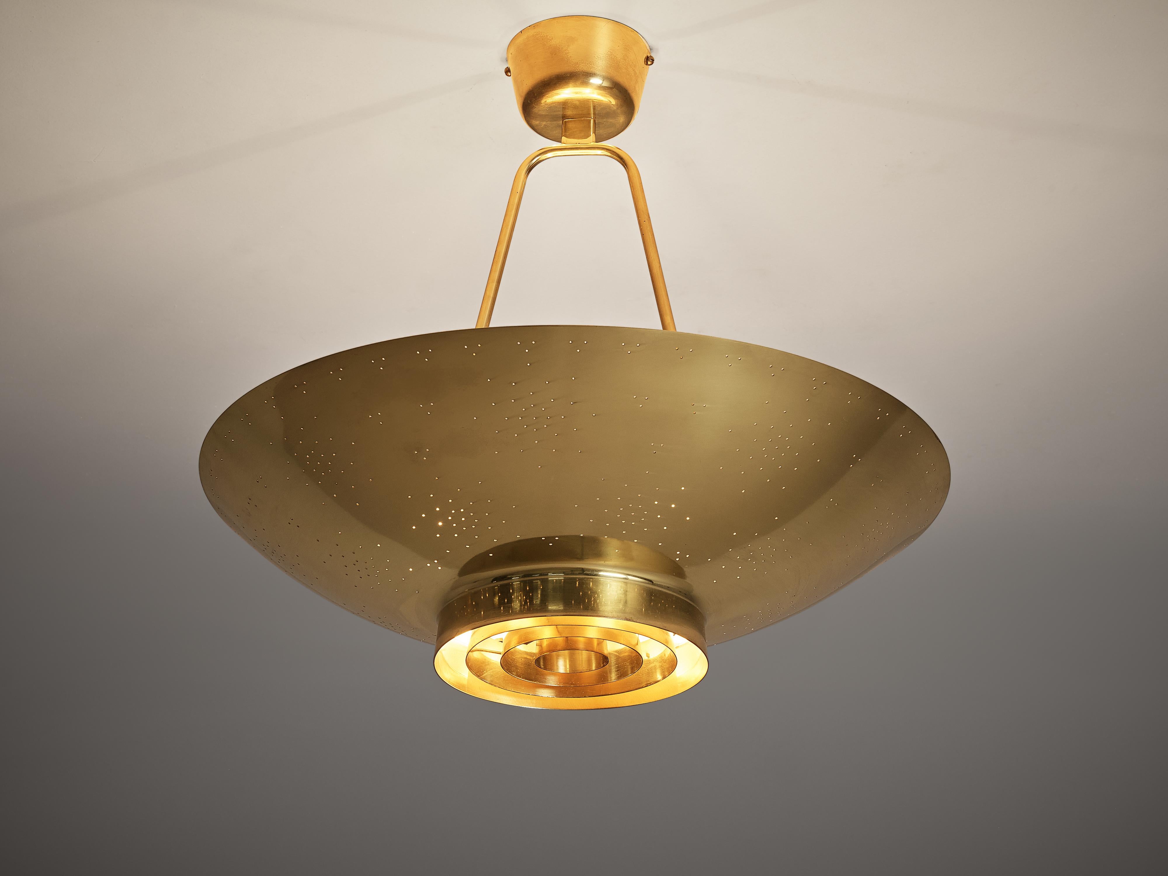 Paavo Tynell for Taito, pendant lamp model ‘9060’, brass, Finland, 1950/52

Finnish designer Paavo Tynell designed the lamp '9060' for the office of an important employee at the United Nations building in NYC. Typical for Tynell’s iconic light