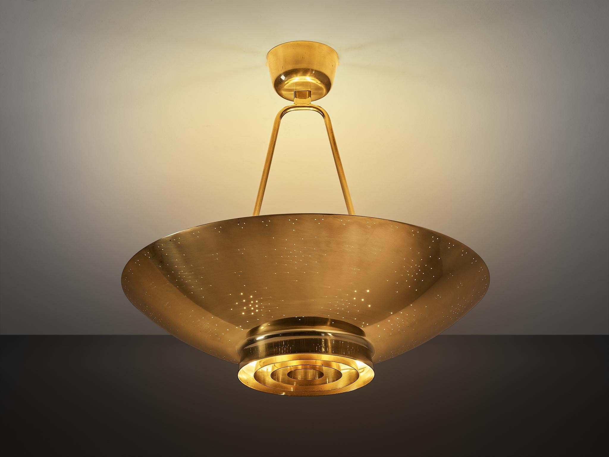 Paavo Tynell pour Taito/One, lampe suspendue, modèle '9060', laiton, verre satiné, Finlande, design 1950/52

Le designer finlandais Paavo Tynell a conçu la lampe 