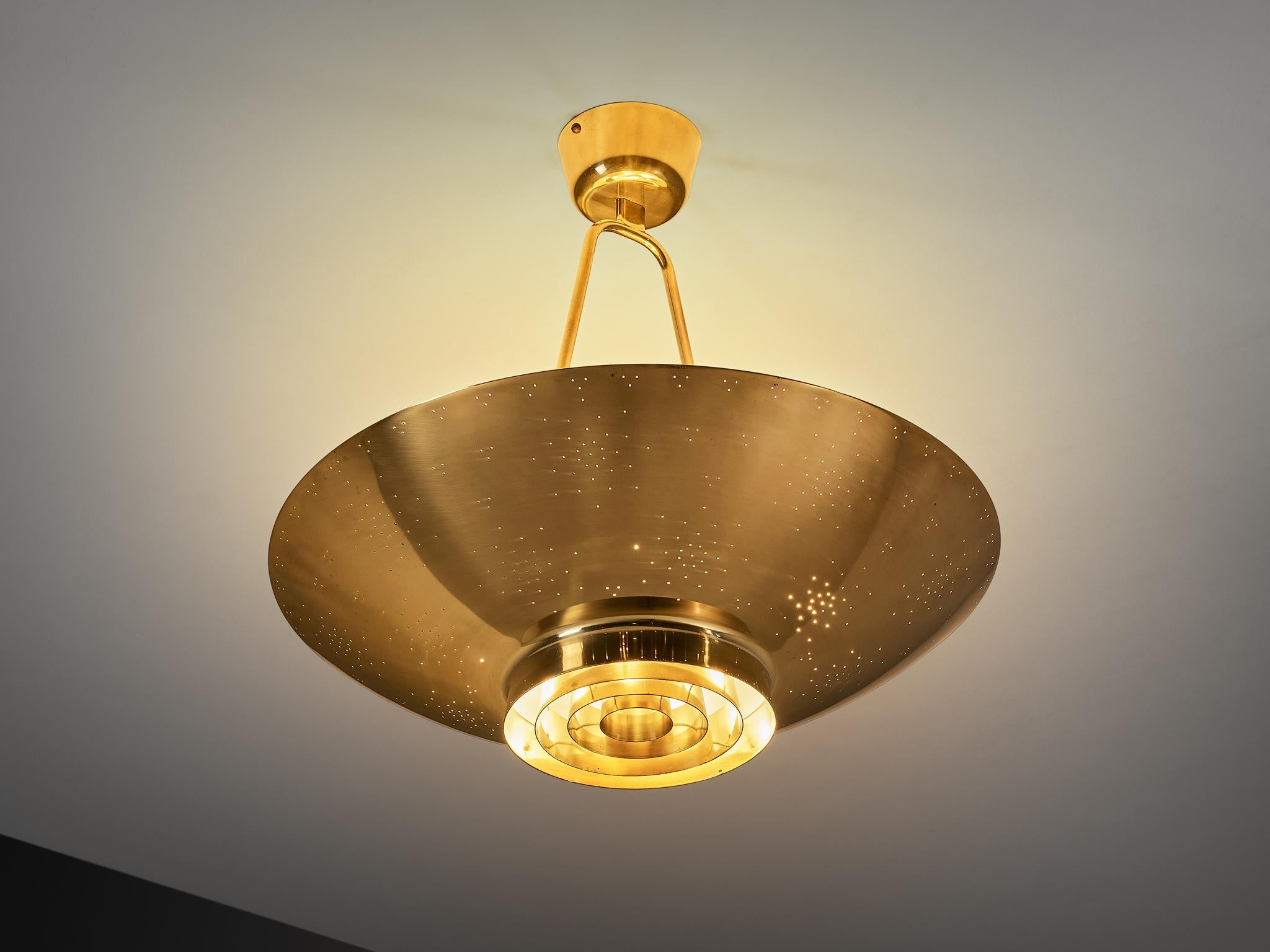Scandinave moderne Paavo Tynell pour Taito Lampe à suspension Model No '9060' en laiton en vente