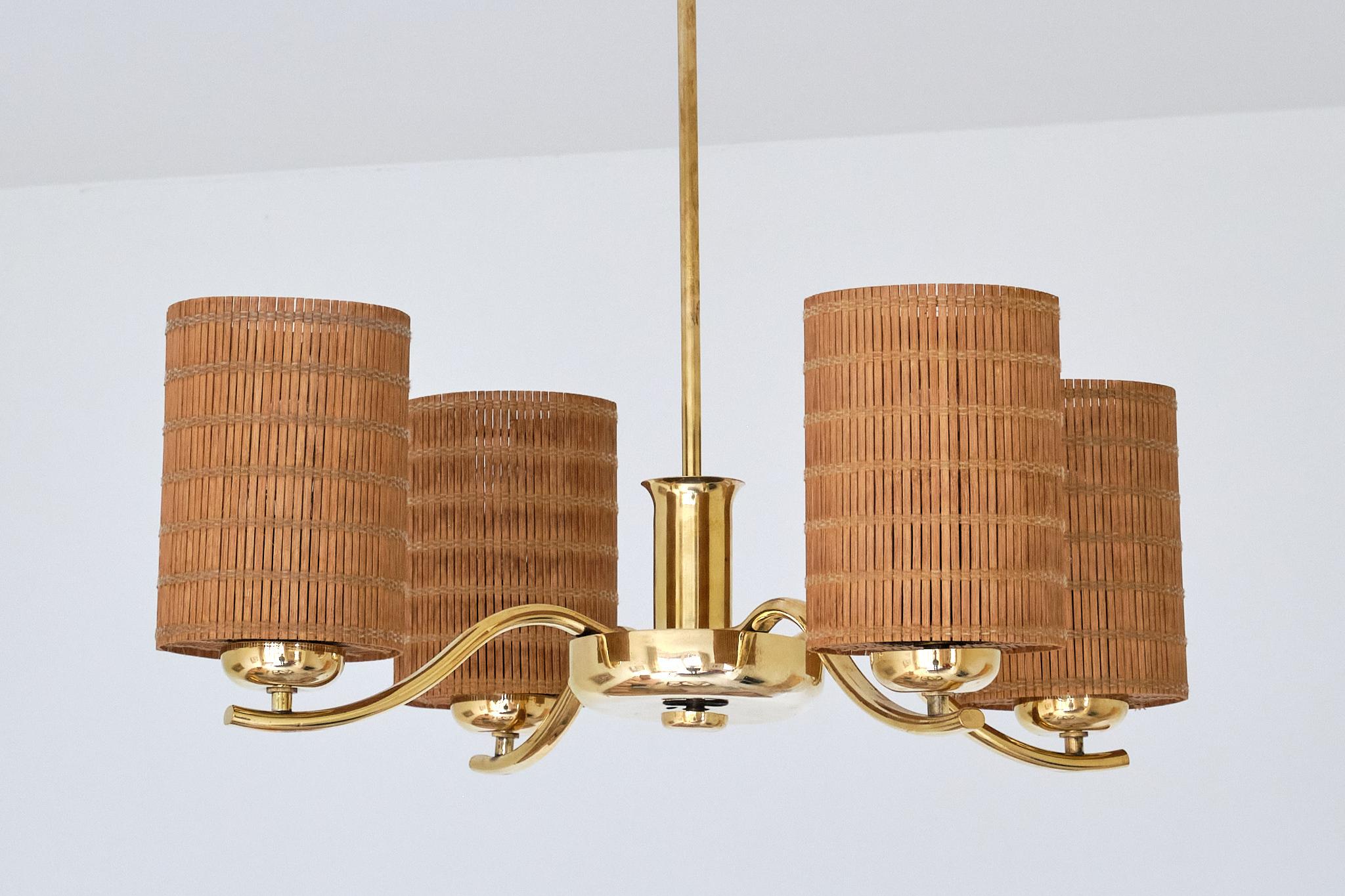 Questo raro lampadario a quattro bracci è stato progettato da Paavo Tynell all'inizio degli anni Trenta. È stato prodotto da Taito Oy in Finlandia ed è documentato nel catalogo di Taito come modello numero 1444.

Il design di grande impatto è