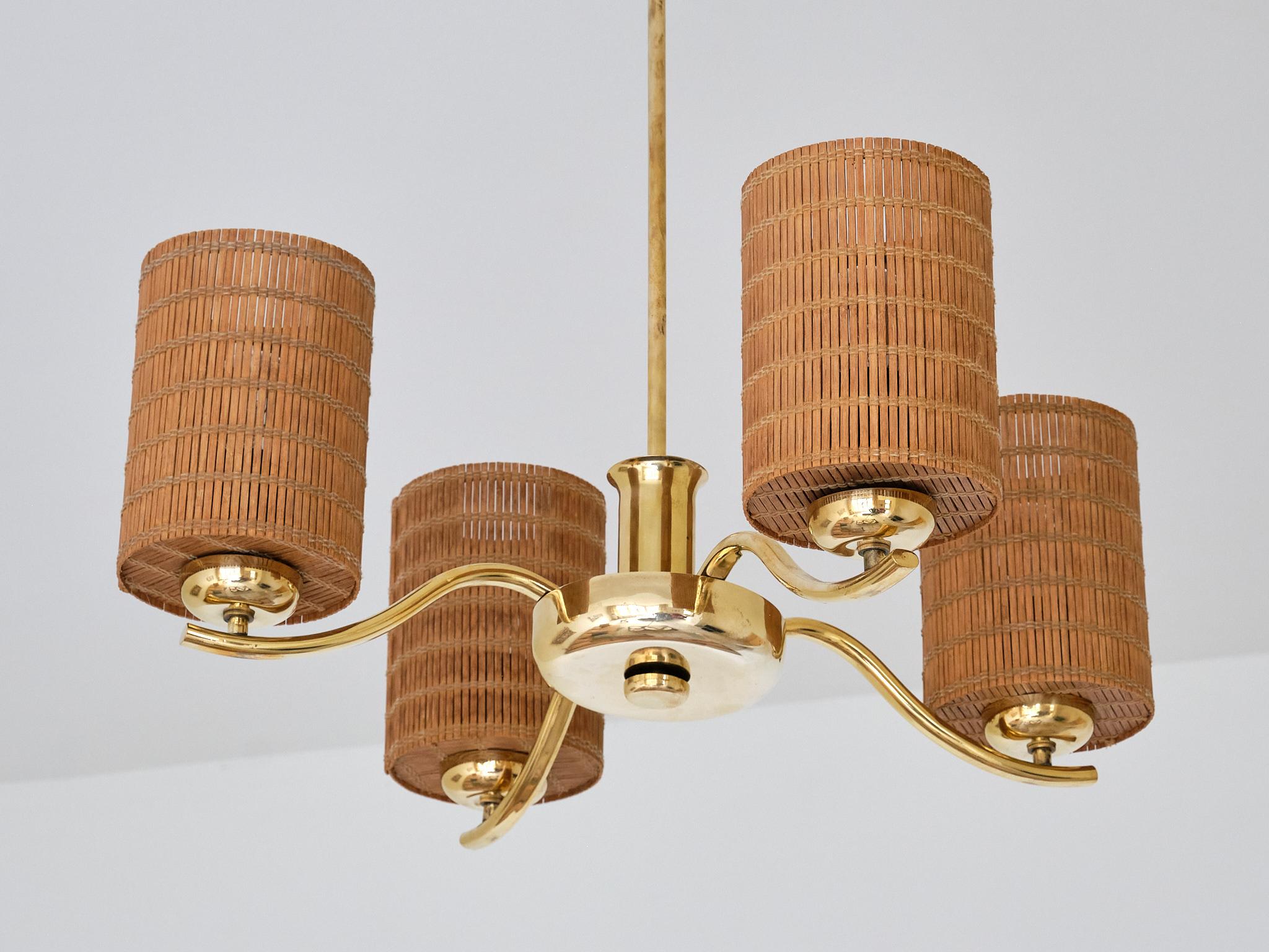 Finlandese Lampadario a quattro bracci in ottone di Paavo Tynell, modello 1444, Taito Oy, Finlandia, 1930 in vendita
