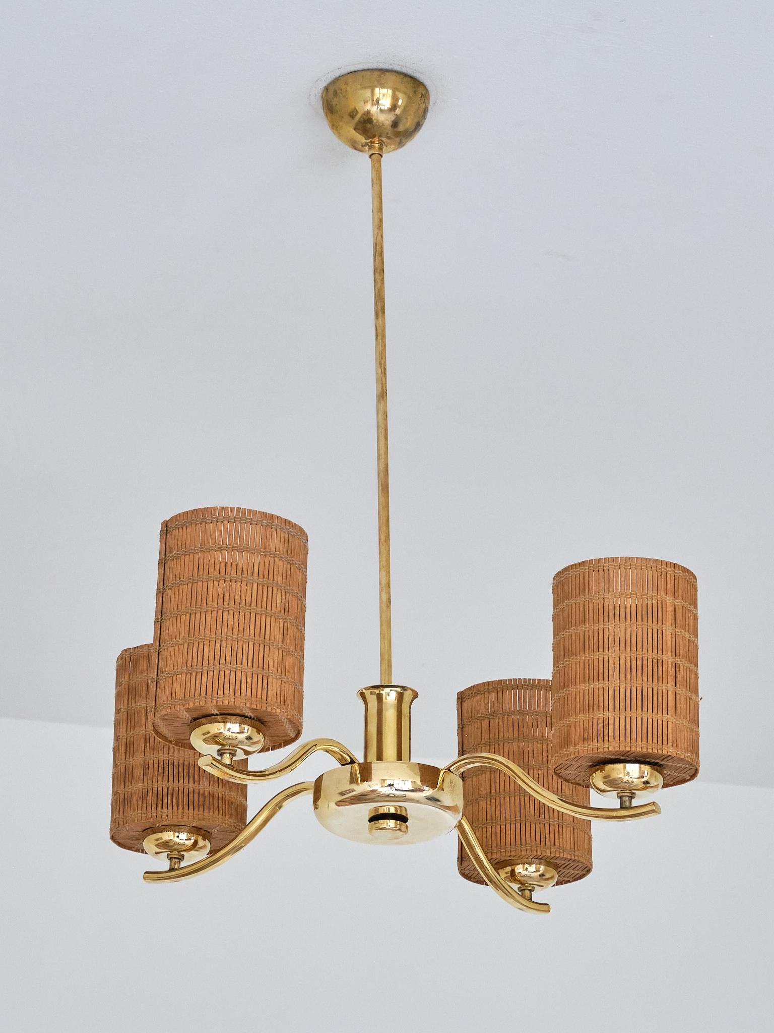 Metà XX secolo Lampadario a quattro bracci in ottone di Paavo Tynell, modello 1444, Taito Oy, Finlandia, 1930 in vendita