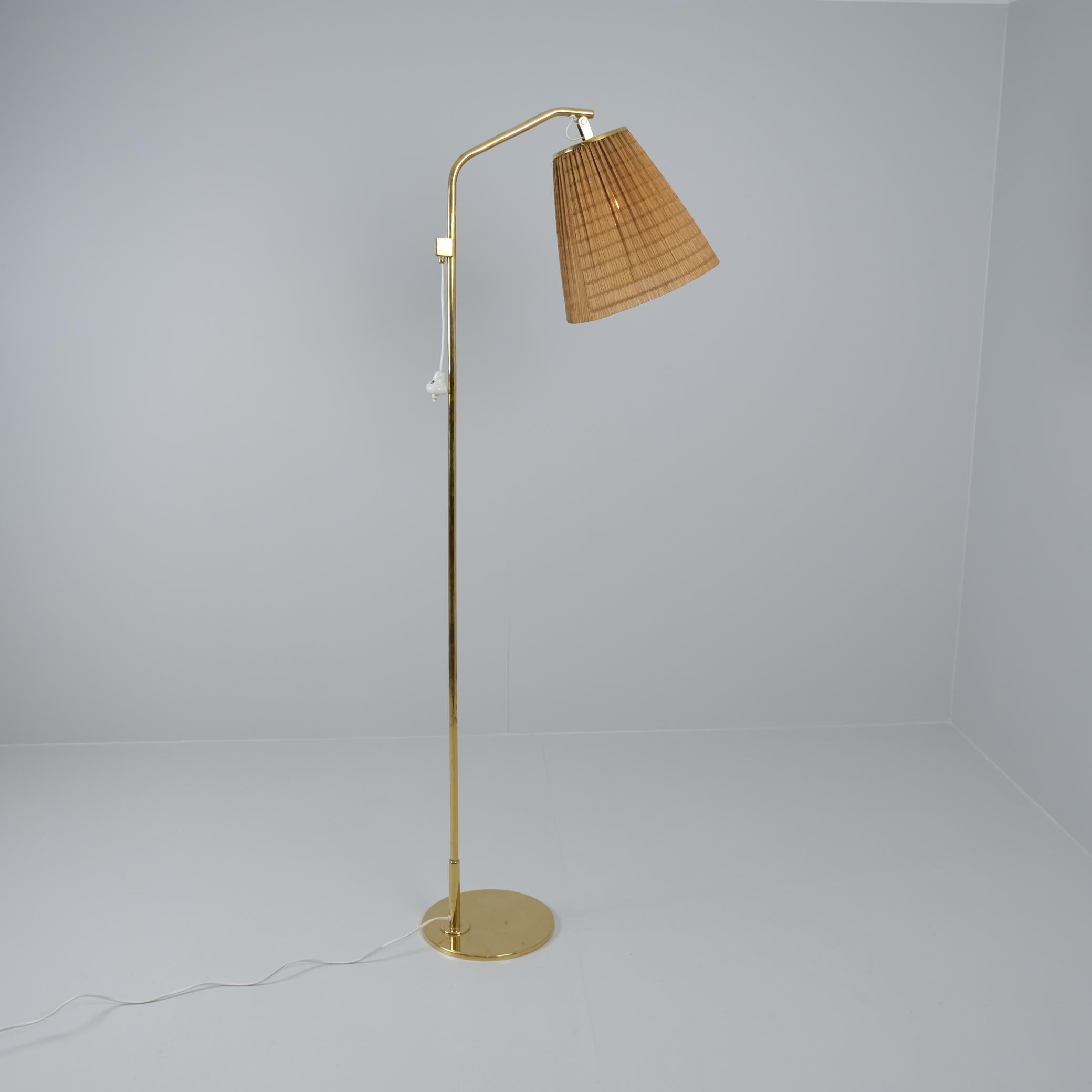 Un lampadaire élégant du maître designer Paavo Tynell. Ce lampadaire minimaliste modèle 9613 porte une élégance dans sa simplicité. L'abat-jour est réglable, ce qui rend cette lampe parfaite pour les espaces de lecture, les chambres à coucher ou les