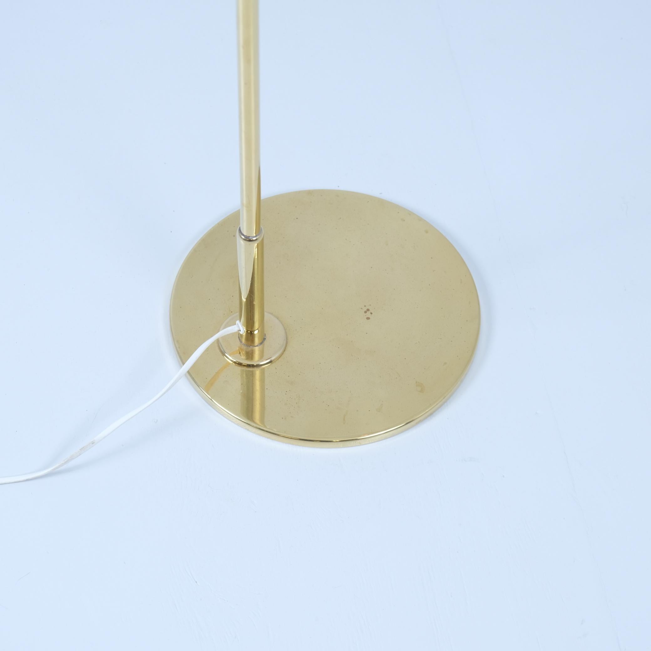 Mid-Century Modern Lampadaire Paavo Tynell modèle 9613 avec abat-jour en rotin, Taito, années 1940 en vente