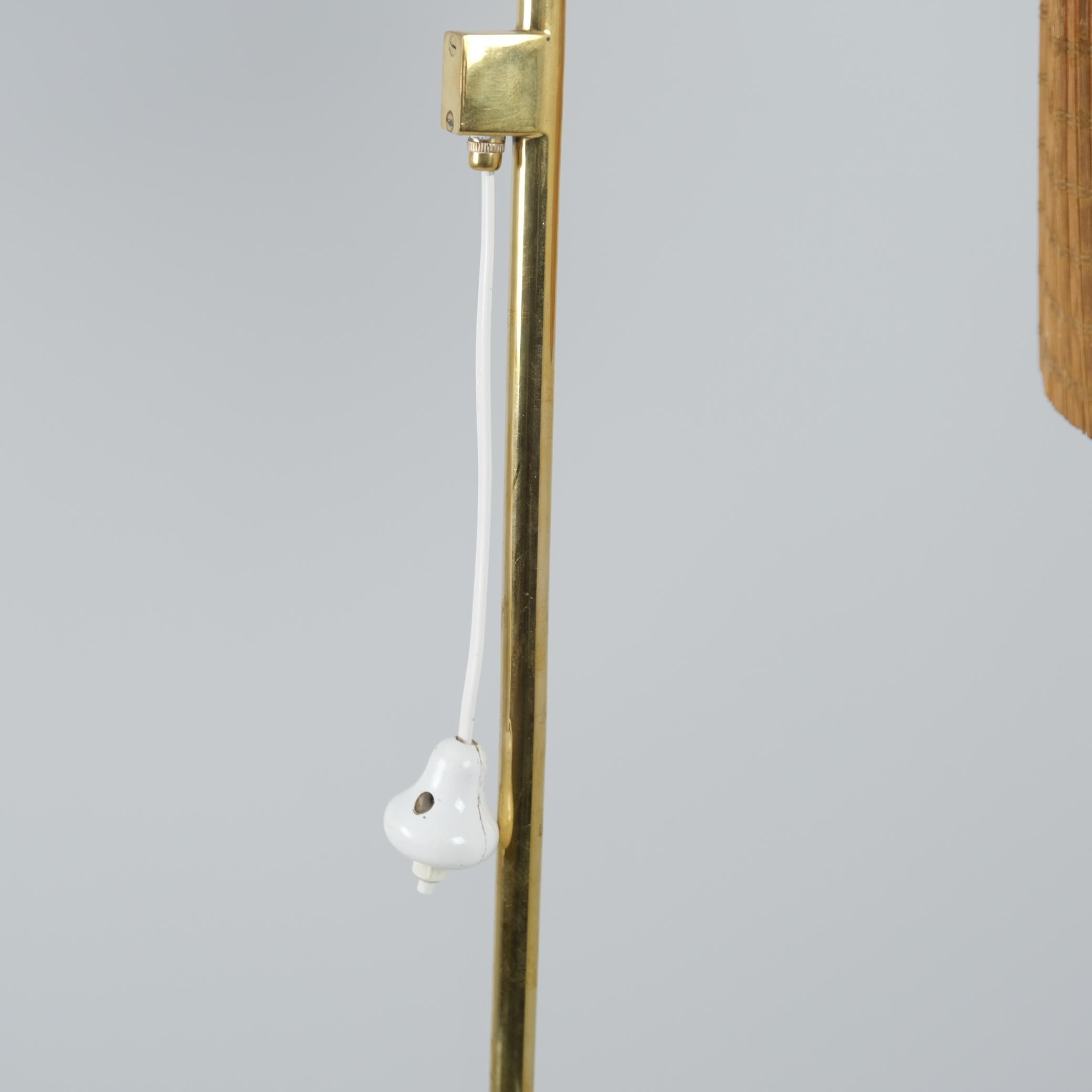 Finlandais Lampadaire Paavo Tynell modèle 9613 avec abat-jour en rotin, Taito, années 1940 en vente