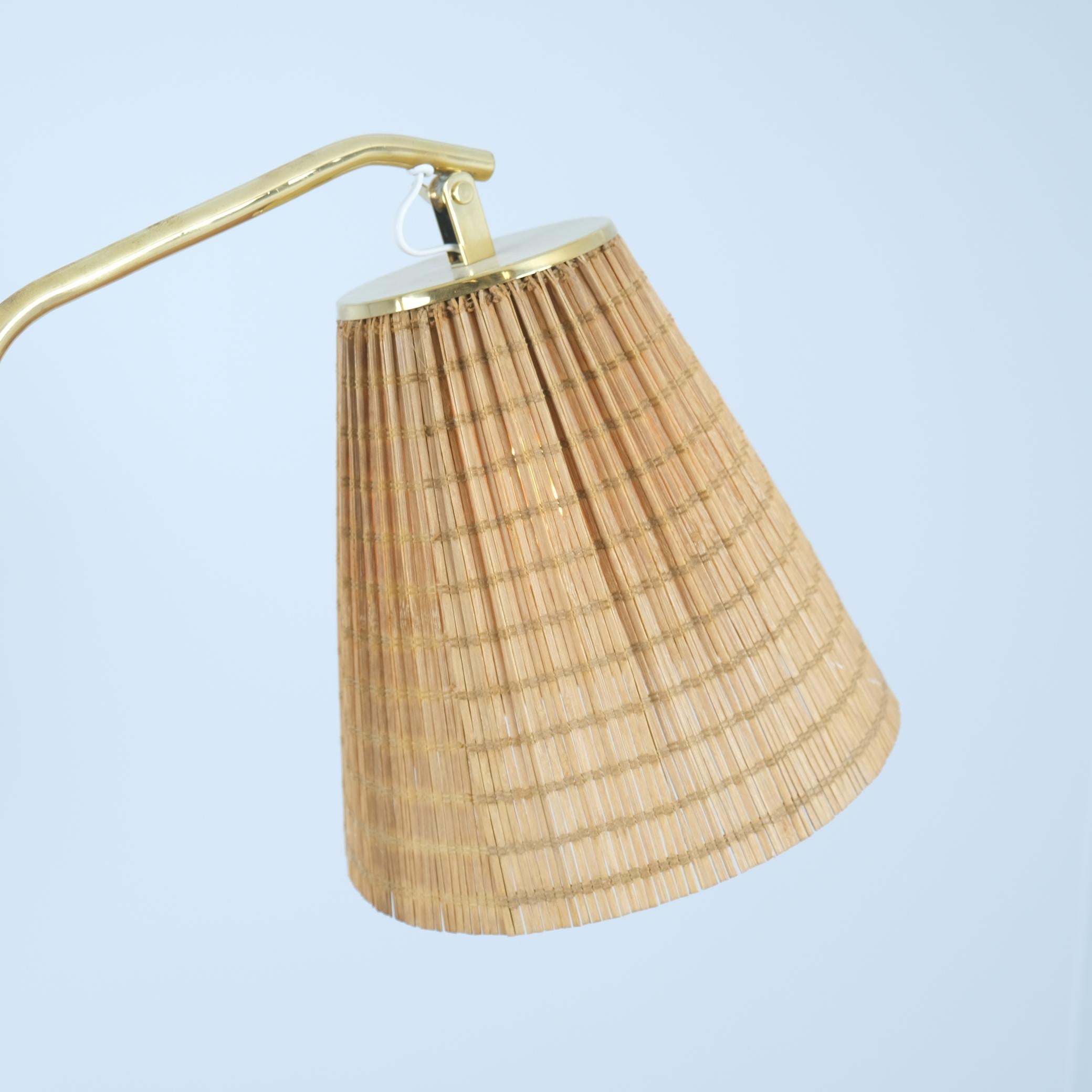 Lampadaire Paavo Tynell modèle 9613 avec abat-jour en rotin, Taito, années 1940 Bon état - En vente à Helsinki, FI