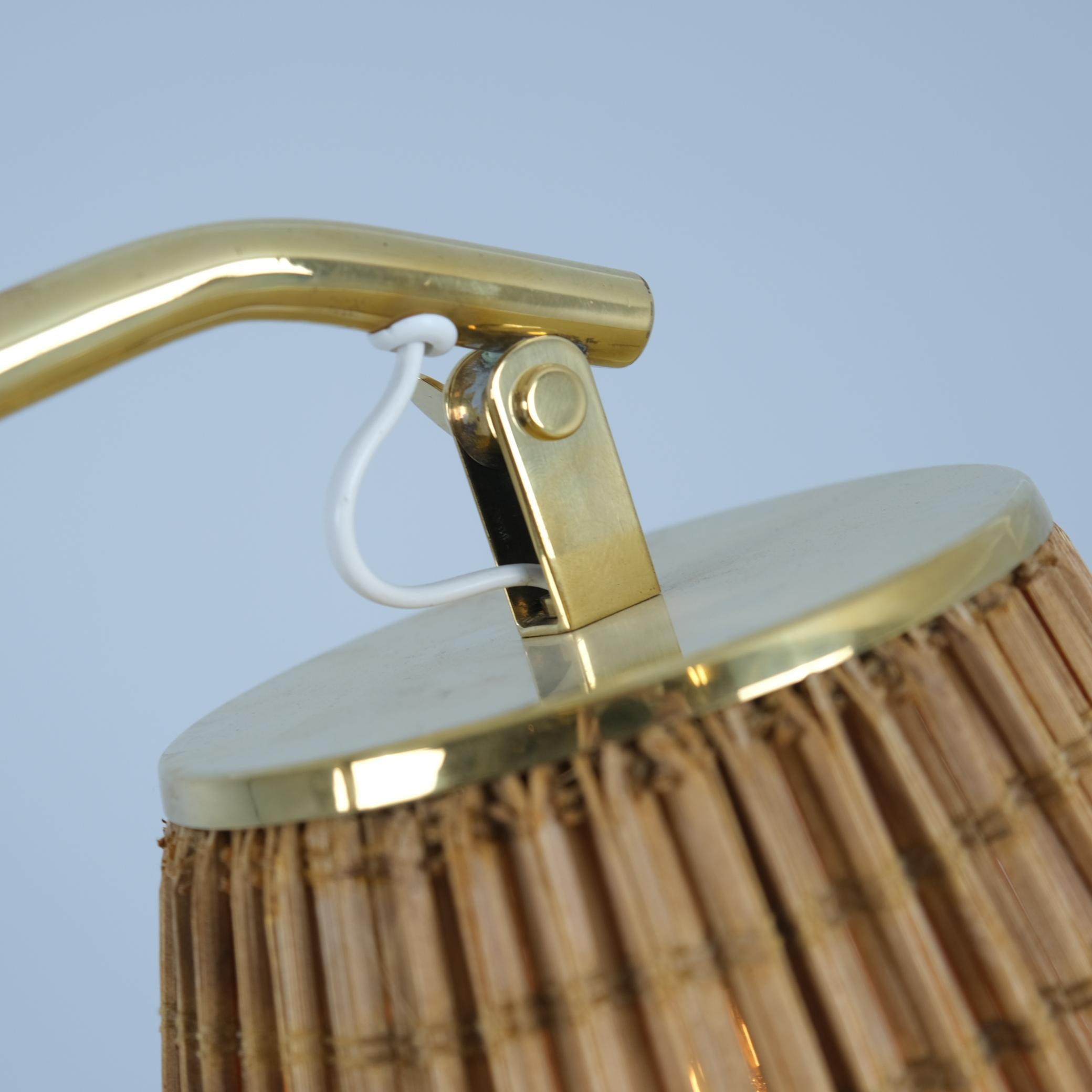 Milieu du XXe siècle Lampadaire Paavo Tynell modèle 9613 avec abat-jour en rotin, Taito, années 1940 en vente