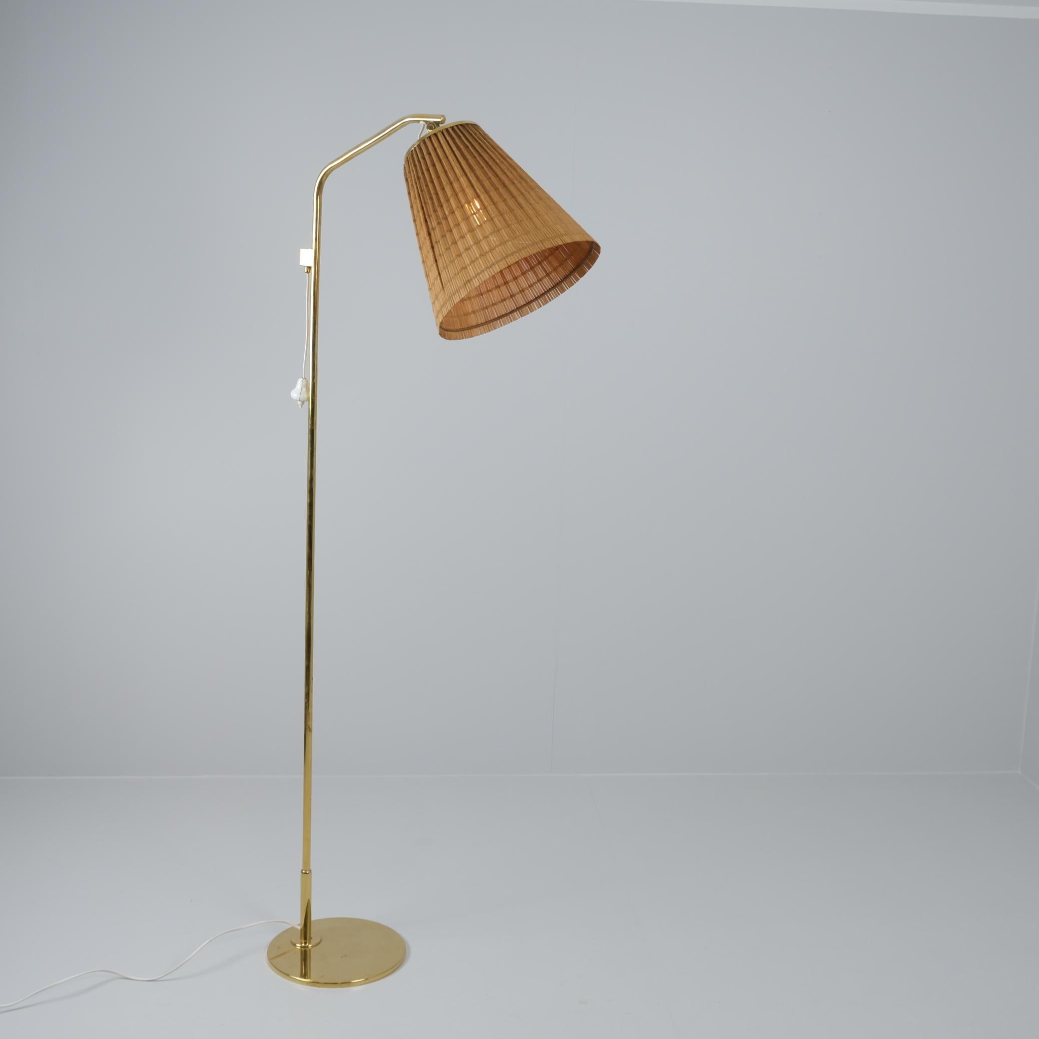 Laiton Lampadaire Paavo Tynell modèle 9613 avec abat-jour en rotin, Taito, années 1940 en vente