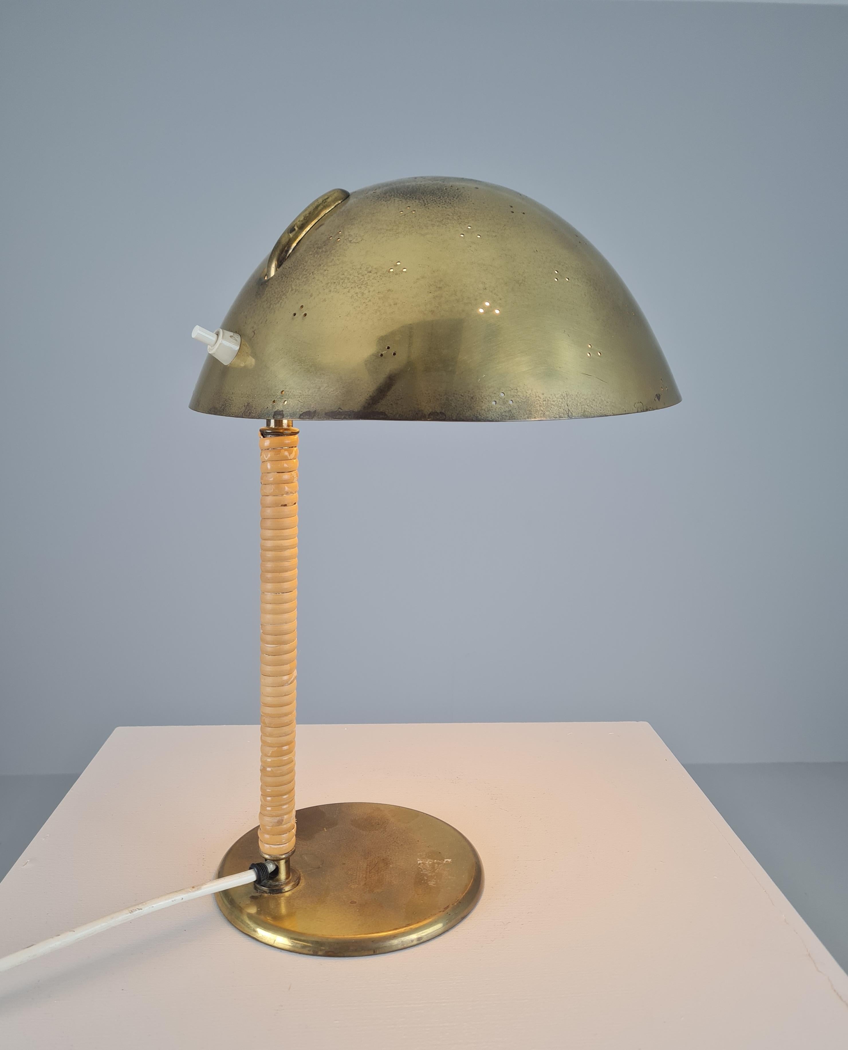 Paavo Tynell Helmet Table Lamp 9209 in Perforated Brass & Rattan, Taito 1950s For Sale 4