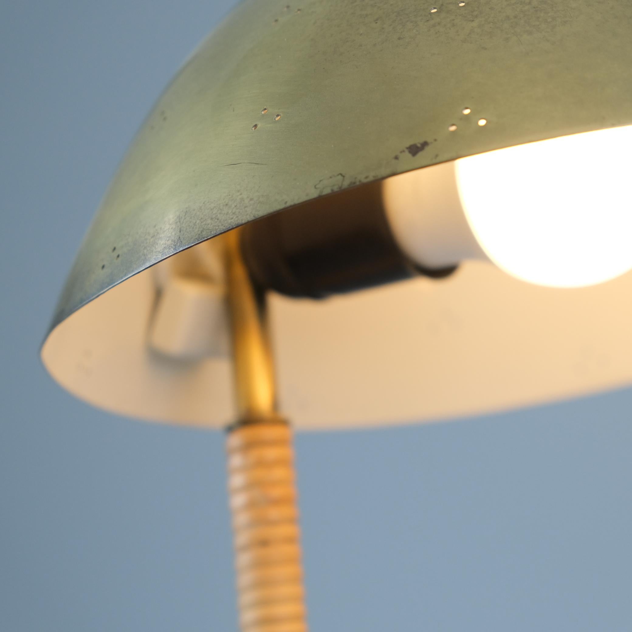 Paavo Tynell Lámpara de sobremesa 9209 de latón perforado y ratán, Taito Años 50 en venta 3