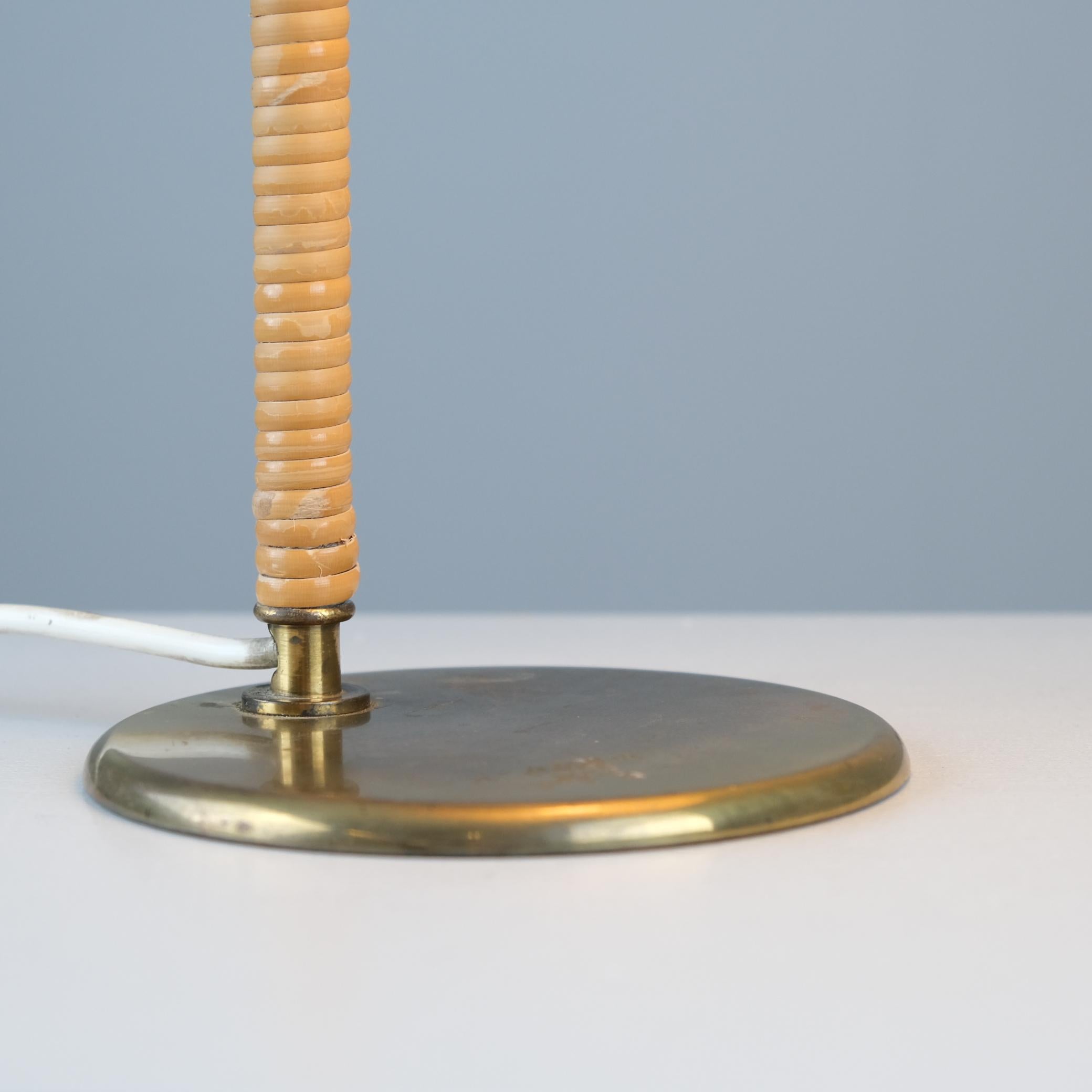 Paavo Tynell Lámpara de sobremesa 9209 de latón perforado y ratán, Taito Años 50 en venta 4