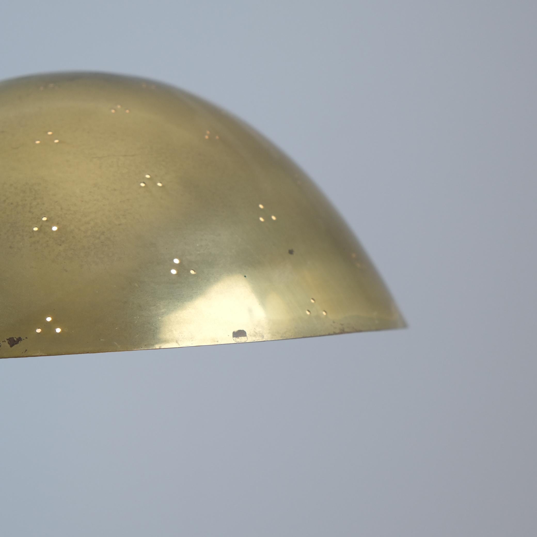 Paavo Tynell Lámpara de sobremesa 9209 de latón perforado y ratán, Taito Años 50 en venta 5