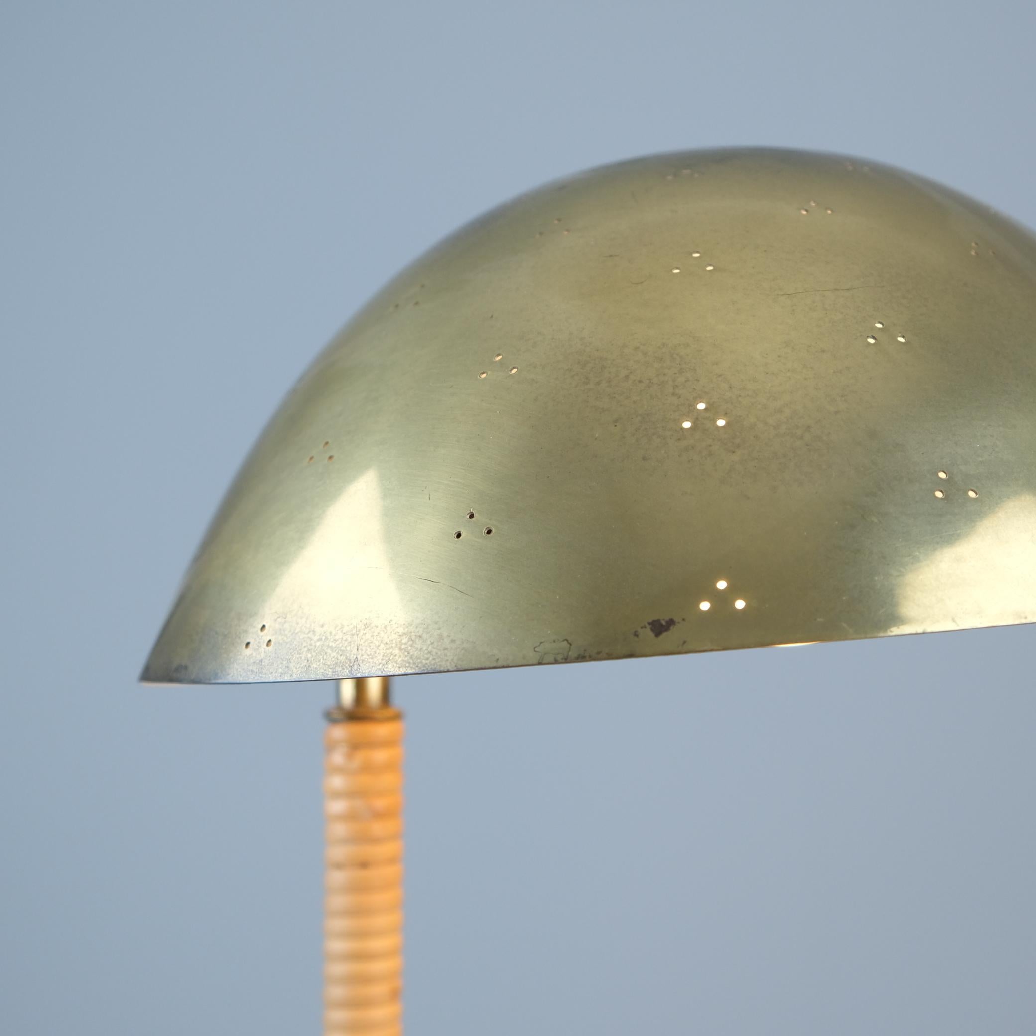 Paavo Tynell Lámpara de sobremesa 9209 de latón perforado y ratán, Taito Años 50 en venta 6