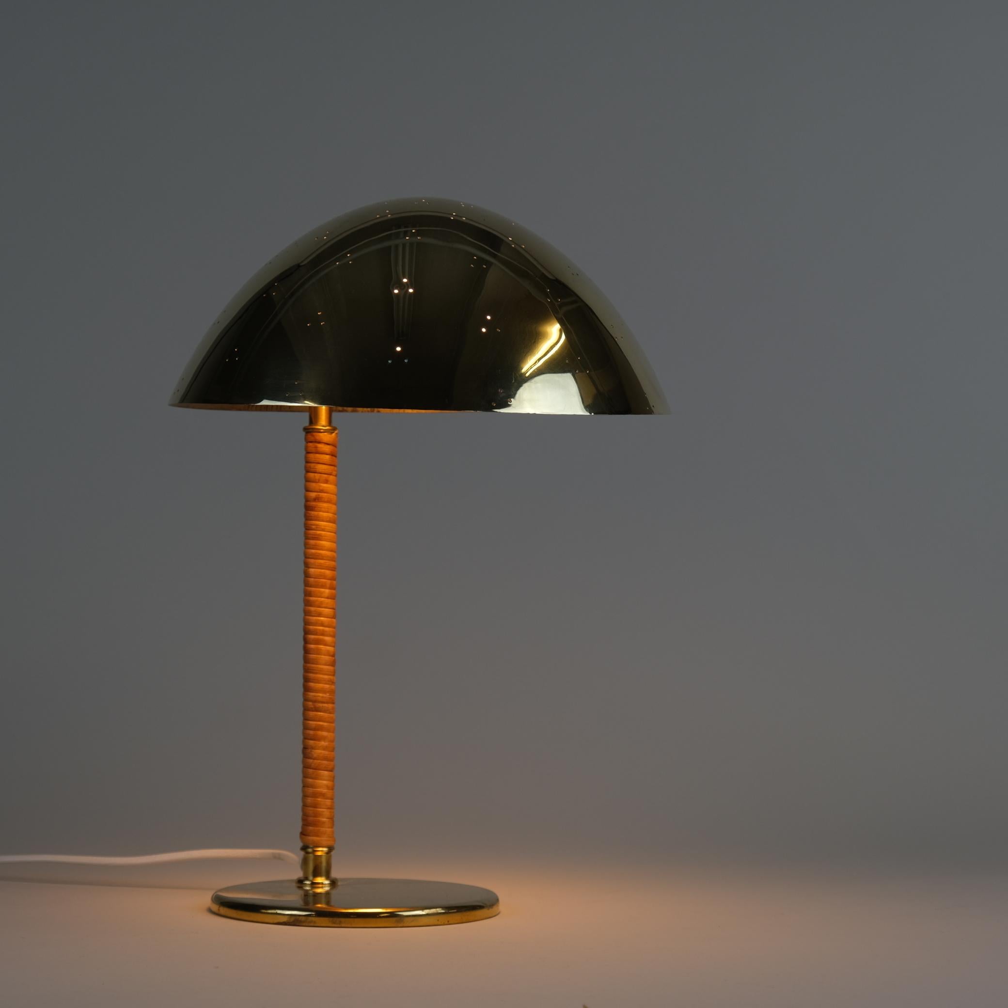 One of the most iconic Tynell lamp designs. This elegant table lamp is nicknamed the 