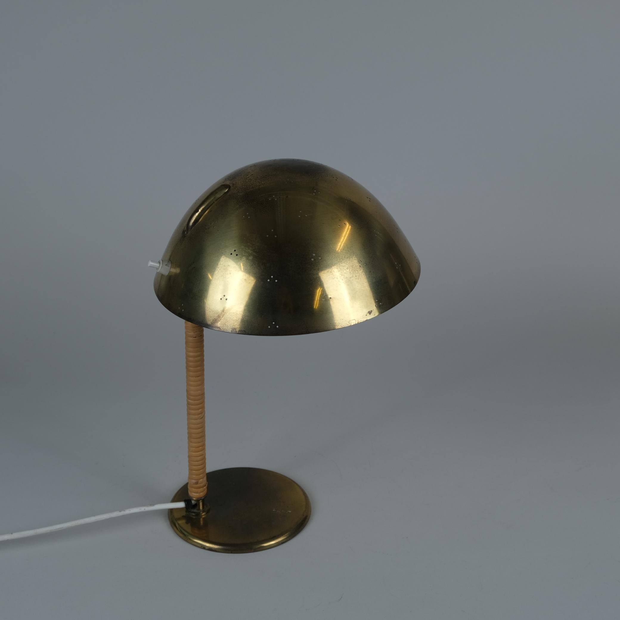 One of the most iconic Tynell lamp designs. This elegant table lamp is nicknamed the 