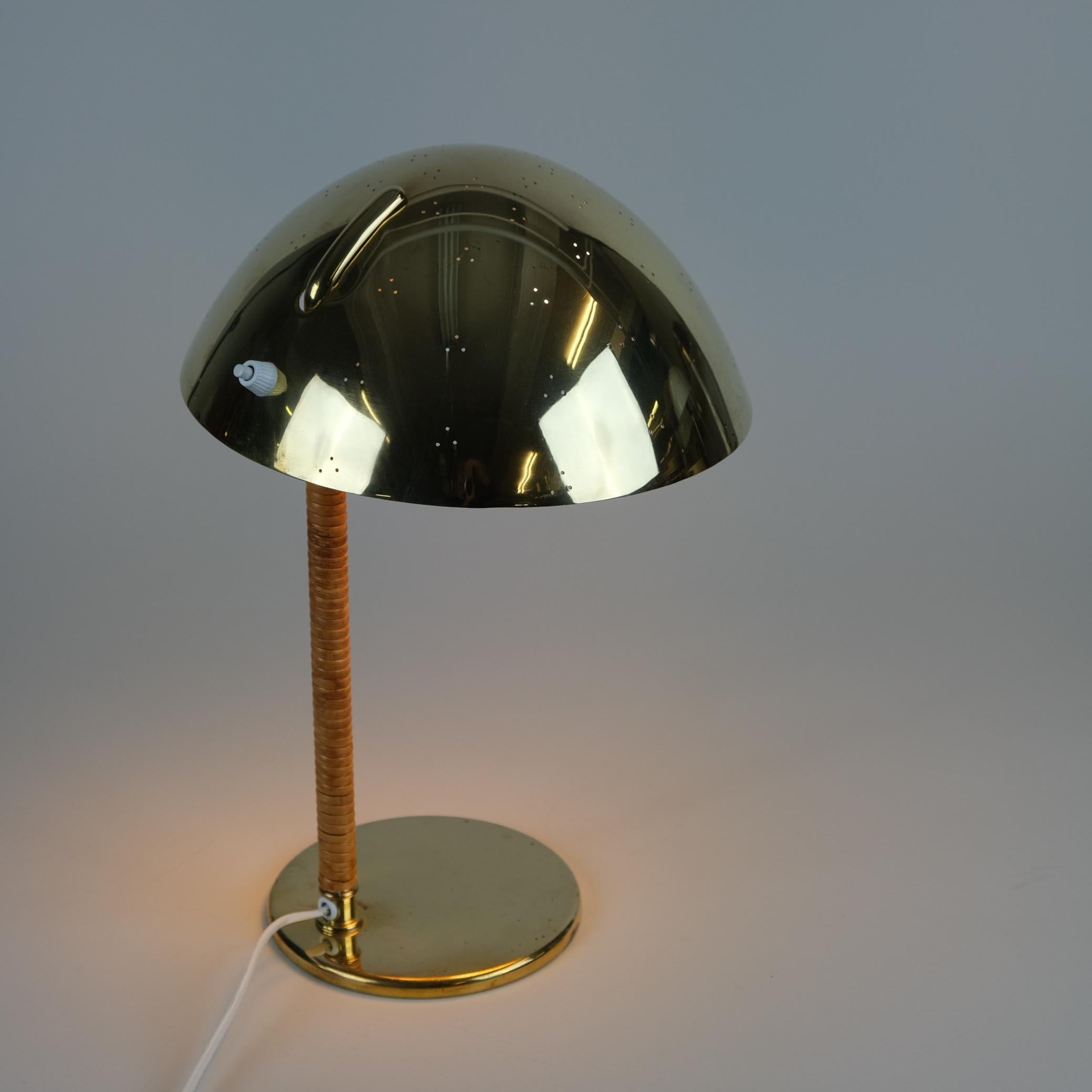 Mid-Century Modern Paavo Tynell Helmet Table Lamp 9209 in Perforated Brass & Rattan, Taito 1950s For Sale
