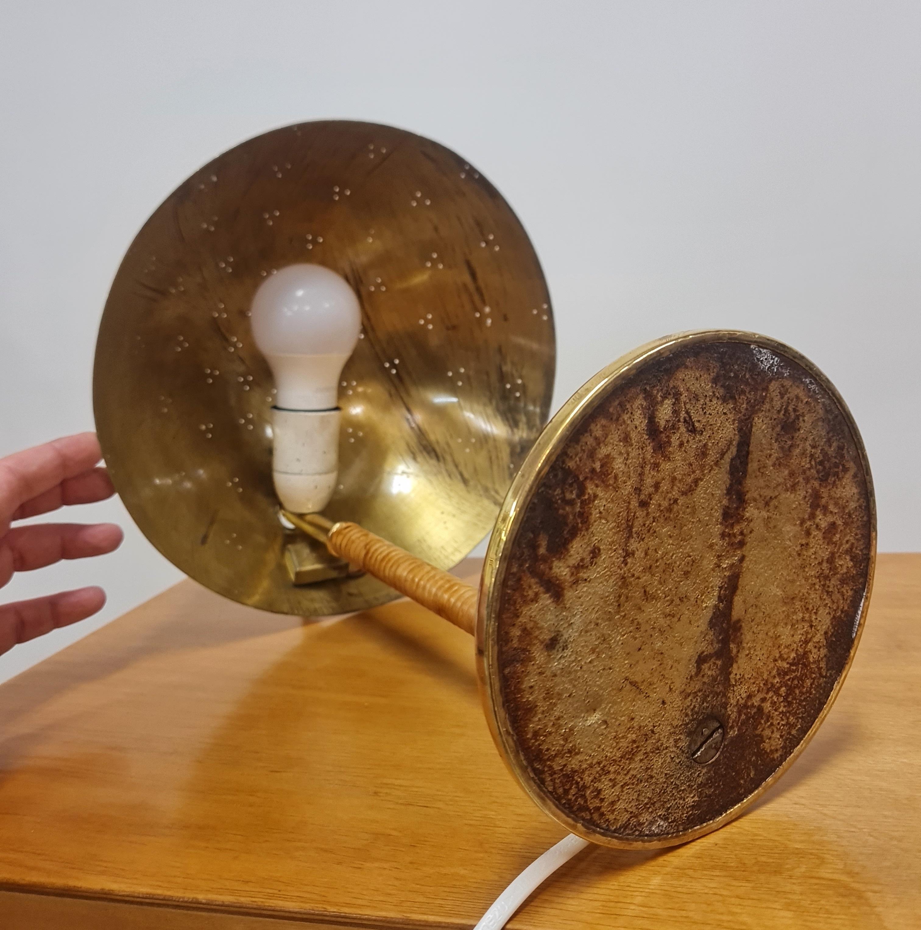 Paavo Tynell Helmet Table Lamp 9209 in Perforated Brass & Rattan, Taito 1950s In Good Condition For Sale In Helsinki, FI