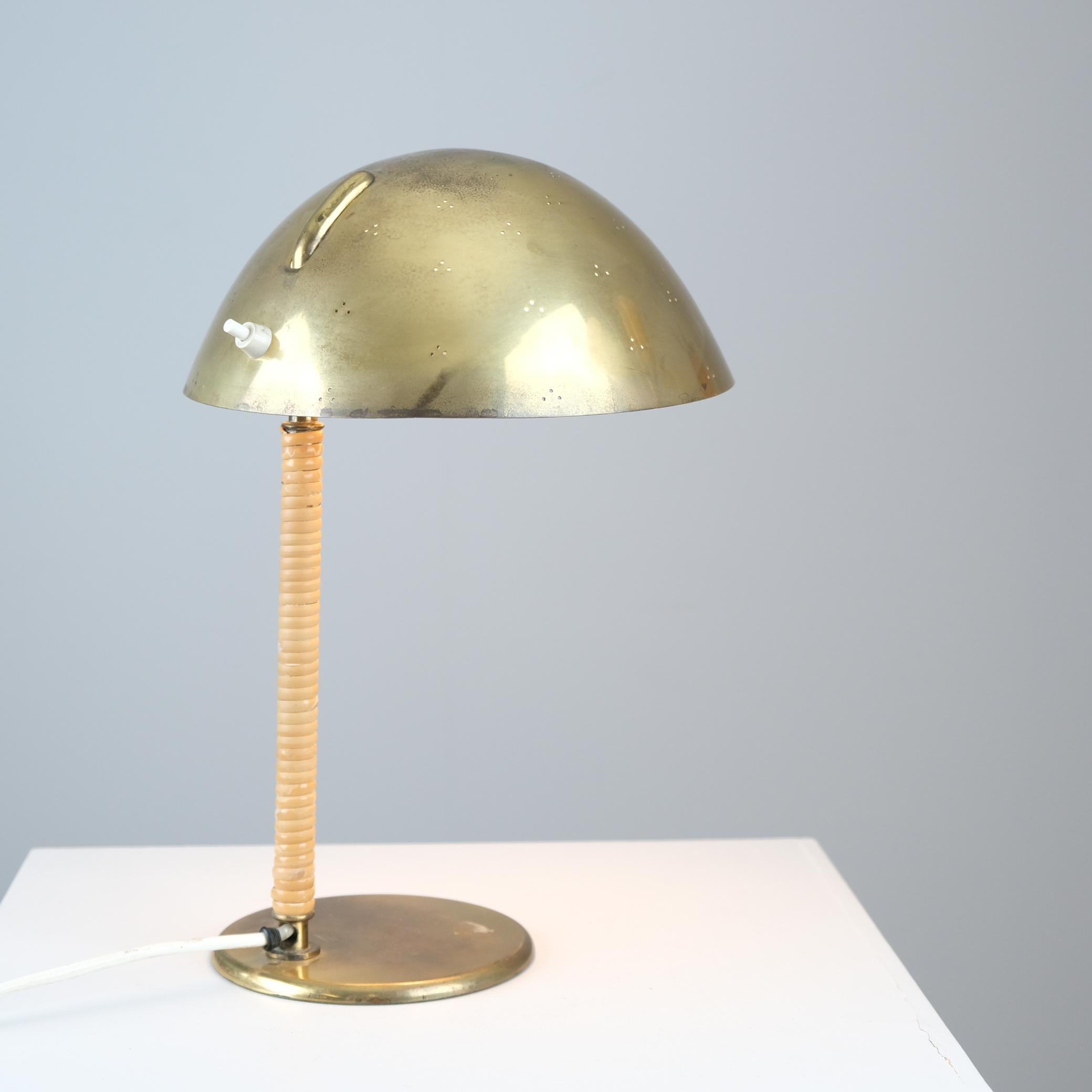 Paavo Tynell Lámpara de sobremesa 9209 de latón perforado y ratán, Taito Años 50 Moderno de mediados de siglo en venta