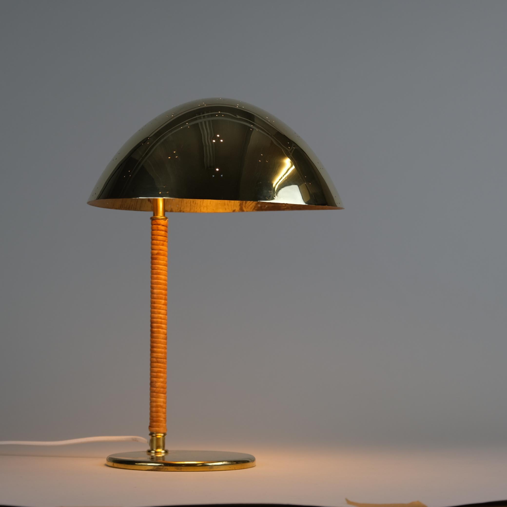 Paavo Tynell Helmet Table Lamp 9209 in Perforated Brass & Rattan, Taito 1950s For Sale 3