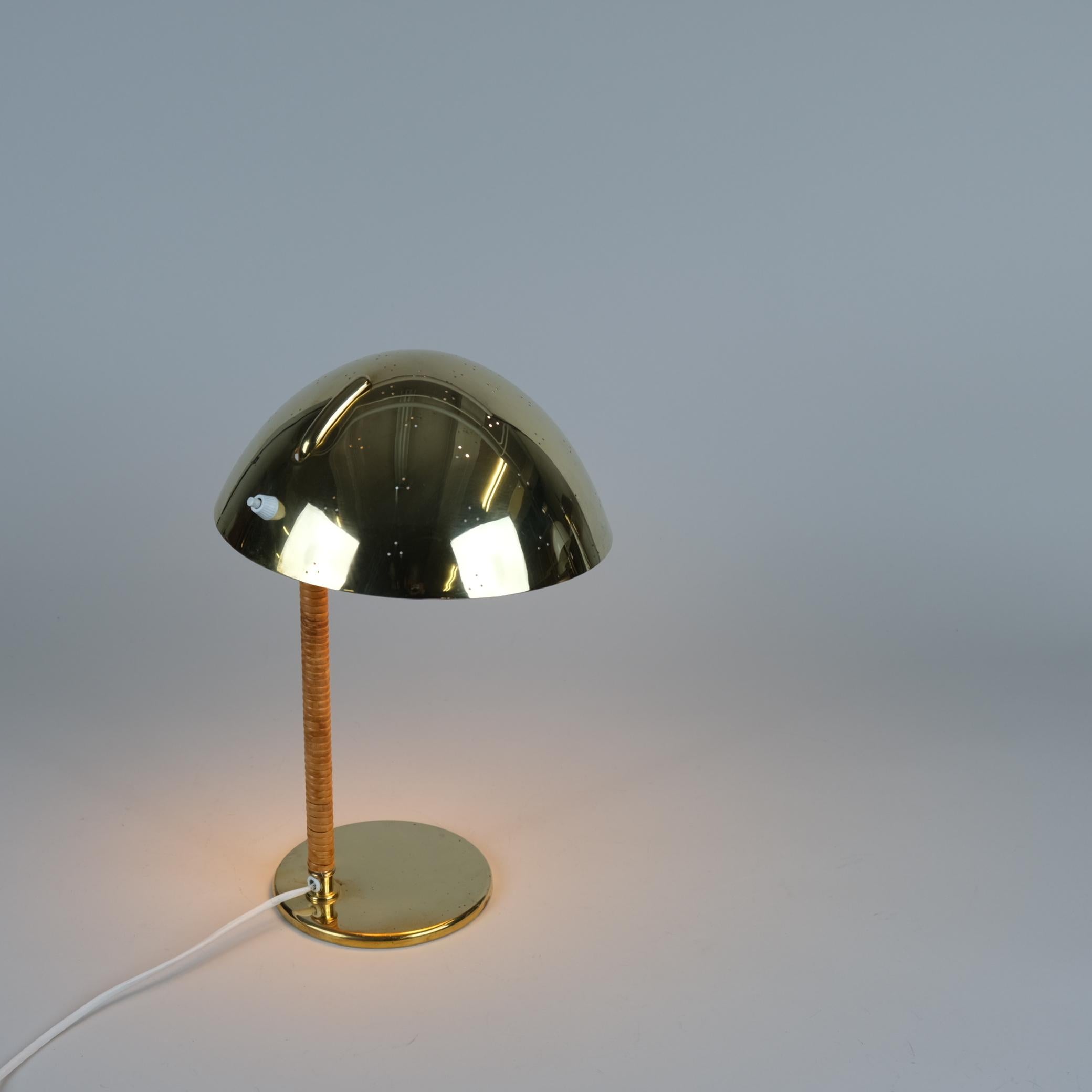 Paavo Tynell Helmet Table Lamp 9209 in Perforated Brass & Rattan, Taito 1950s For Sale 1