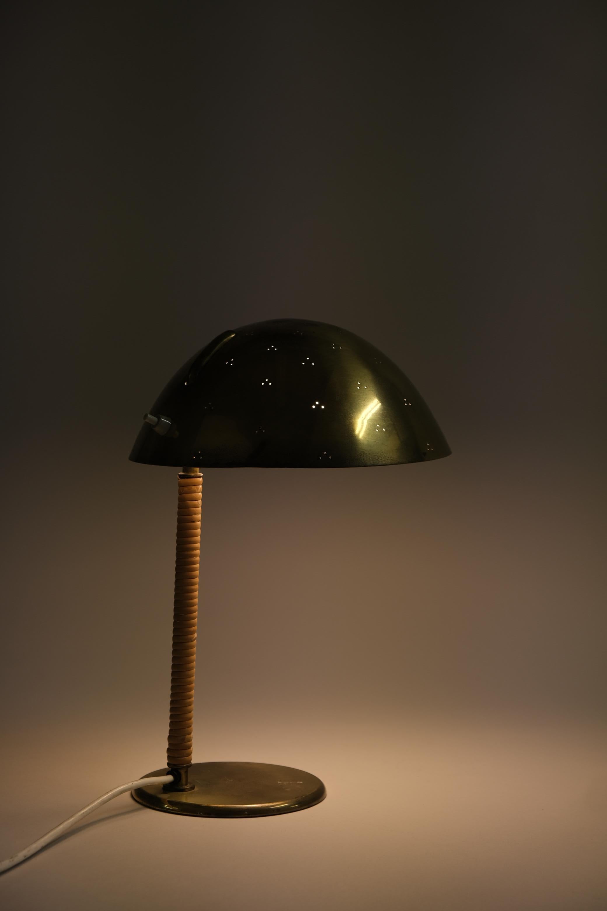 Paavo Tynell Helmet Table Lamp 9209 in Perforated Brass & Rattan, Taito 1950s In Good Condition For Sale In Helsinki, FI