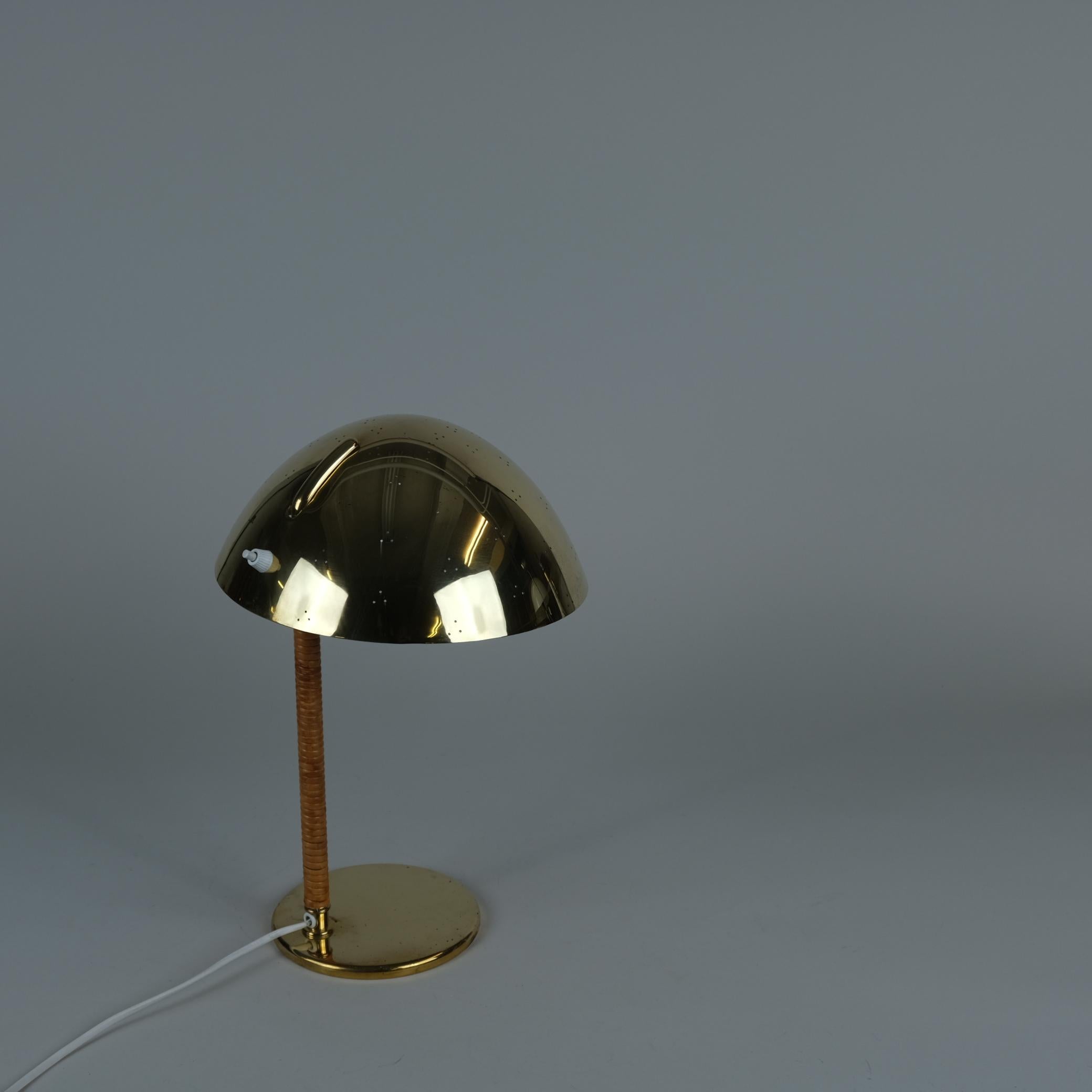 Paavo Tynell Helmet Table Lamp 9209 in Perforated Brass & Rattan, Taito 1950s For Sale 2