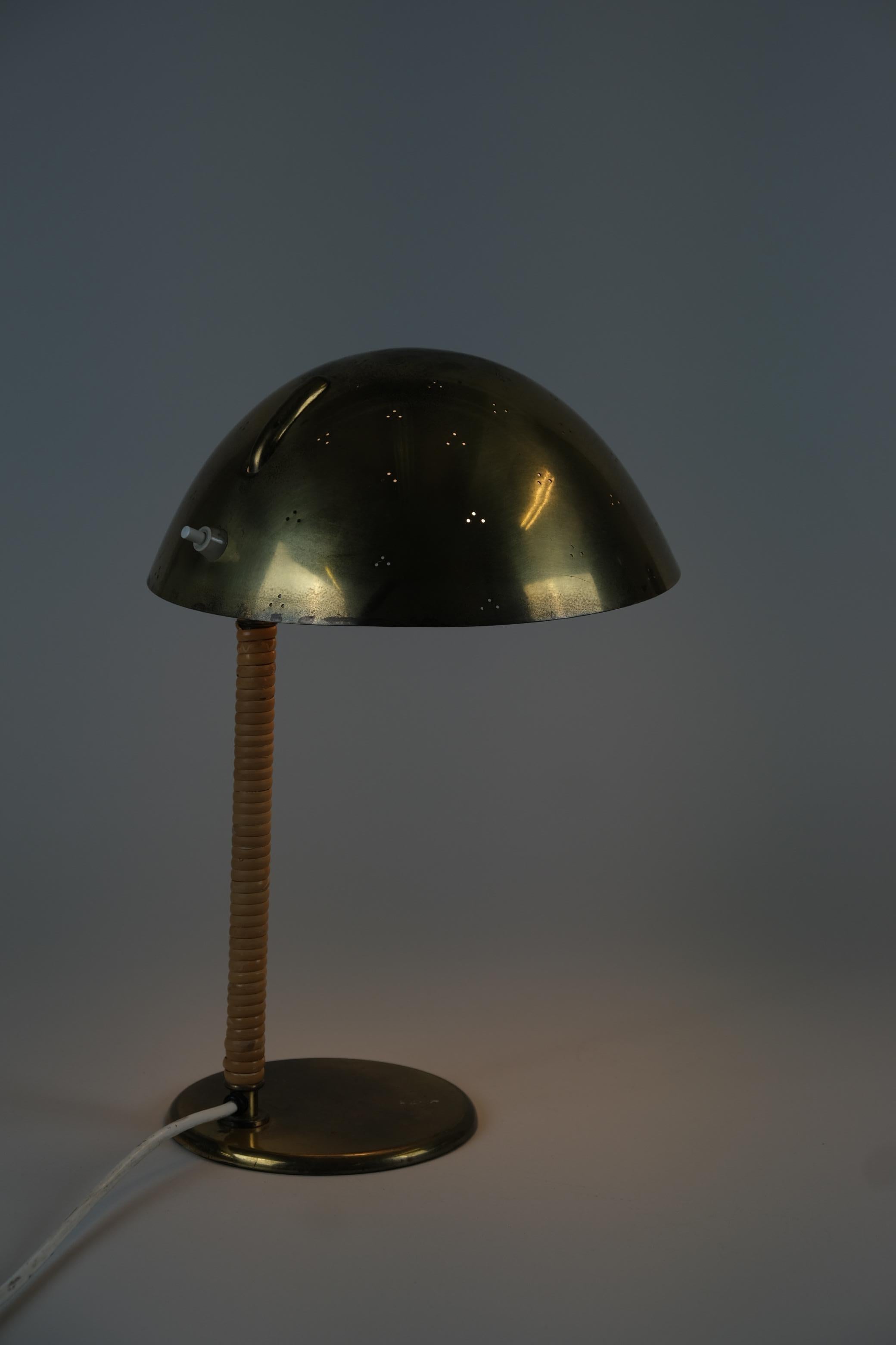 Mid-20th Century Paavo Tynell Helmet Table Lamp 9209 in Perforated Brass & Rattan, Taito 1950s For Sale