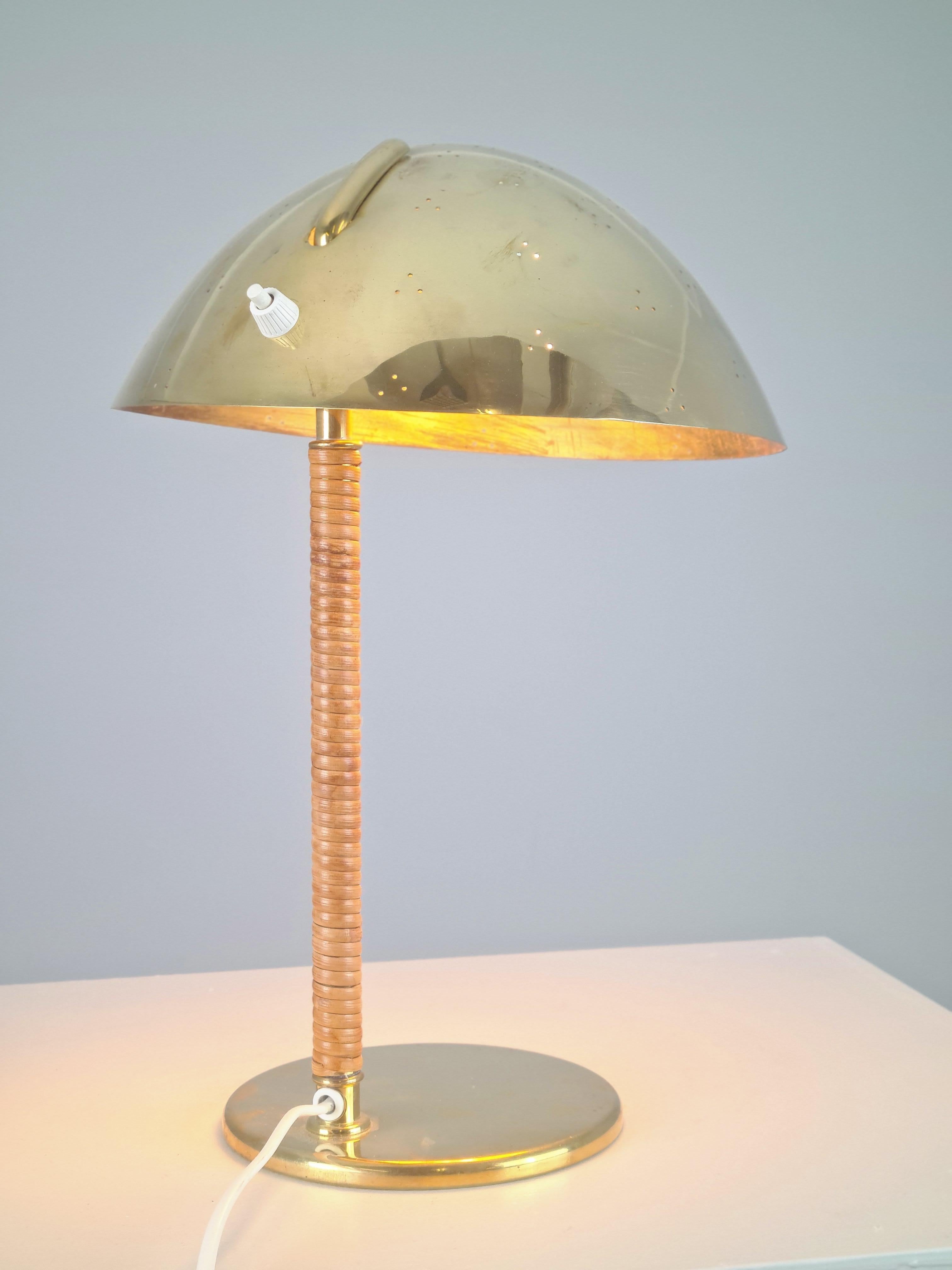 Paavo Tynell Helmet Table Lamp 9209 in Perforated Brass & Rattan, Taito 1950s For Sale 3