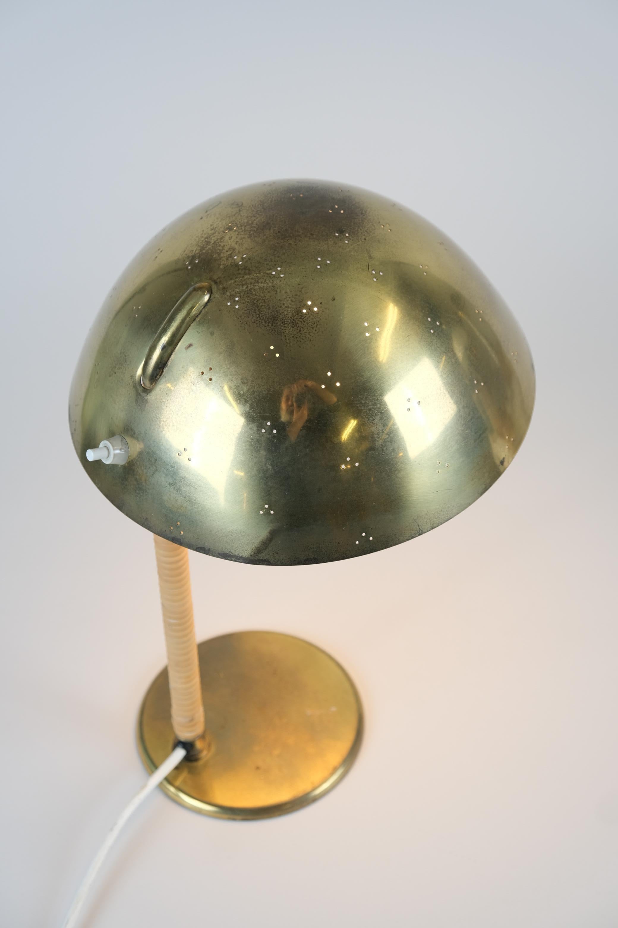 Paavo Tynell Helmet Table Lamp 9209 in Perforated Brass & Rattan, Taito 1950s For Sale 1