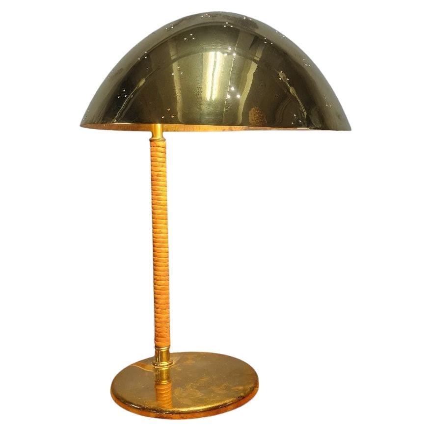 Paavo Tynell Lampe de table casque 9209 en laiton perforé et rotin, Taito années 1950