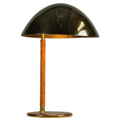 Paavo Tynell Lampe de table casque 9209 en laiton perforé et rotin, Taito années 1950