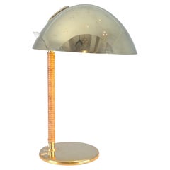 Paavo Tynell Helm-Tischlampe 9209 aus perforiertem Messing und Rattan, Taito 1950er Jahre