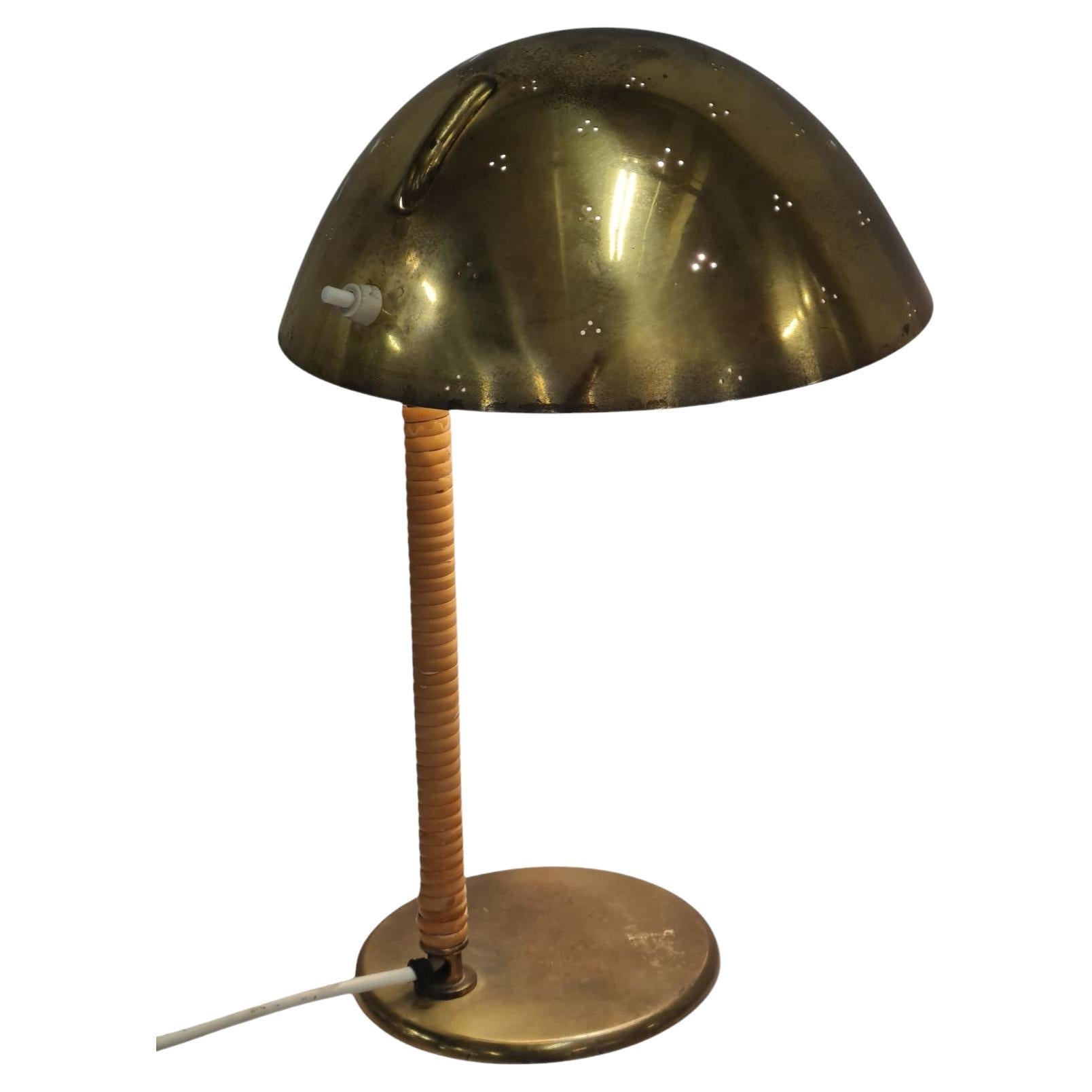 Paavo Tynell Lampe de table casque 9209 en laiton perforé et rotin, Taito années 1950