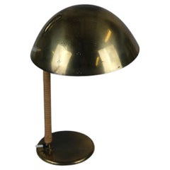 Paavo Tynell Lampe de table casque 9209 en laiton perforé et rotin, Taito années 1950