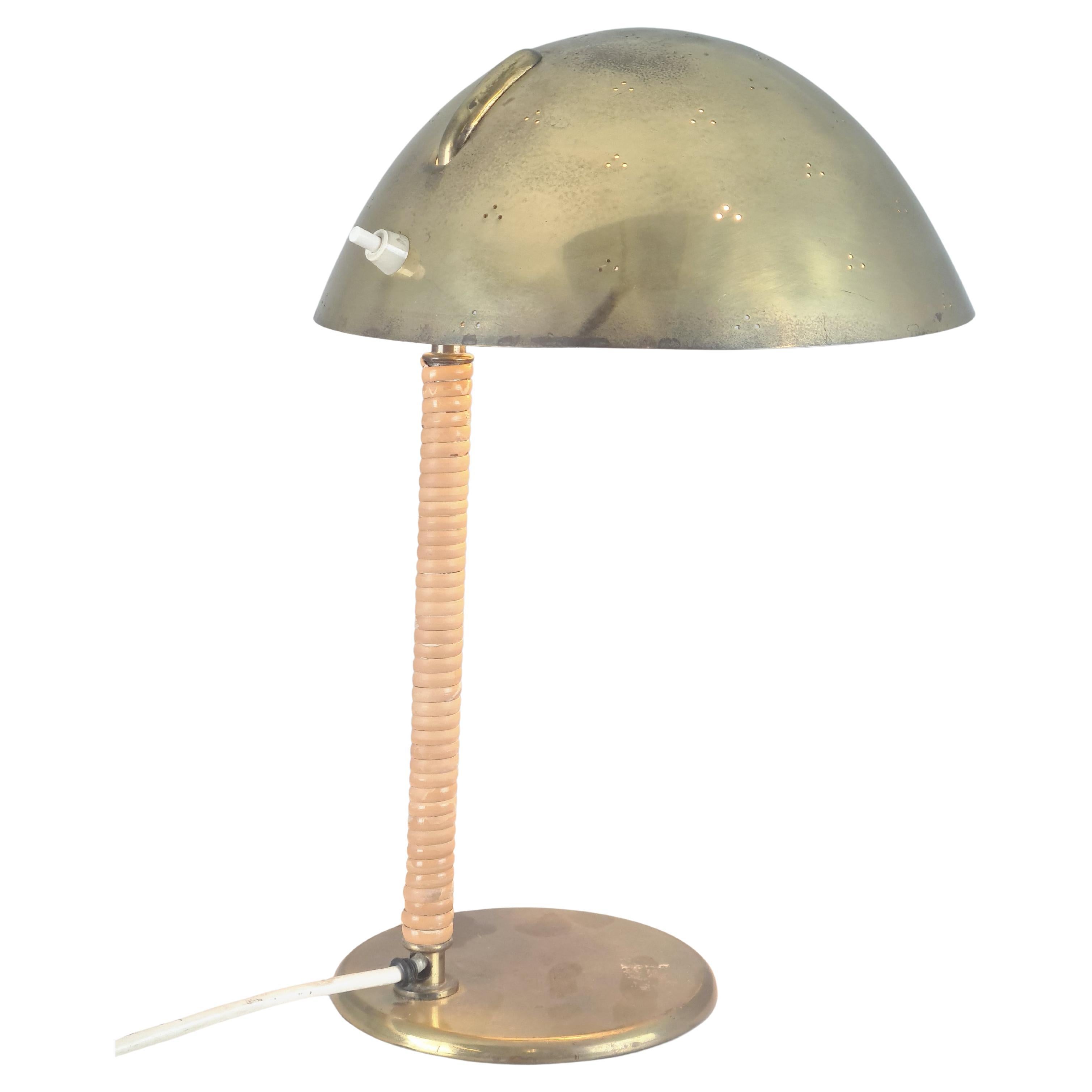 Paavo Tynell Lampe de table casque 9209 en laiton perforé et rotin, Taito années 1950