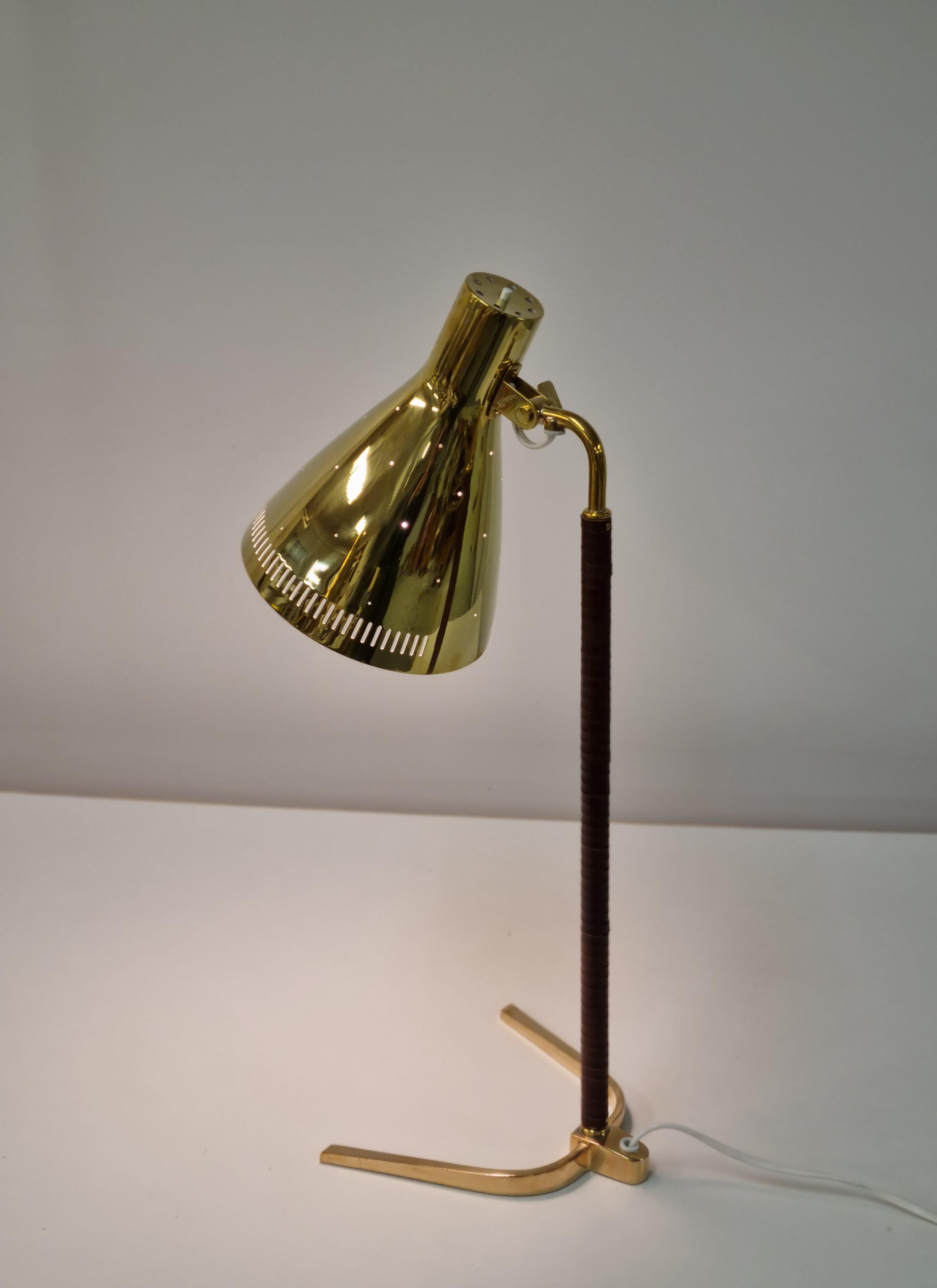 Scandinave moderne Lampe de bureau en fer à cheval Paavo Tynell, Modèle 9224, Idman en vente