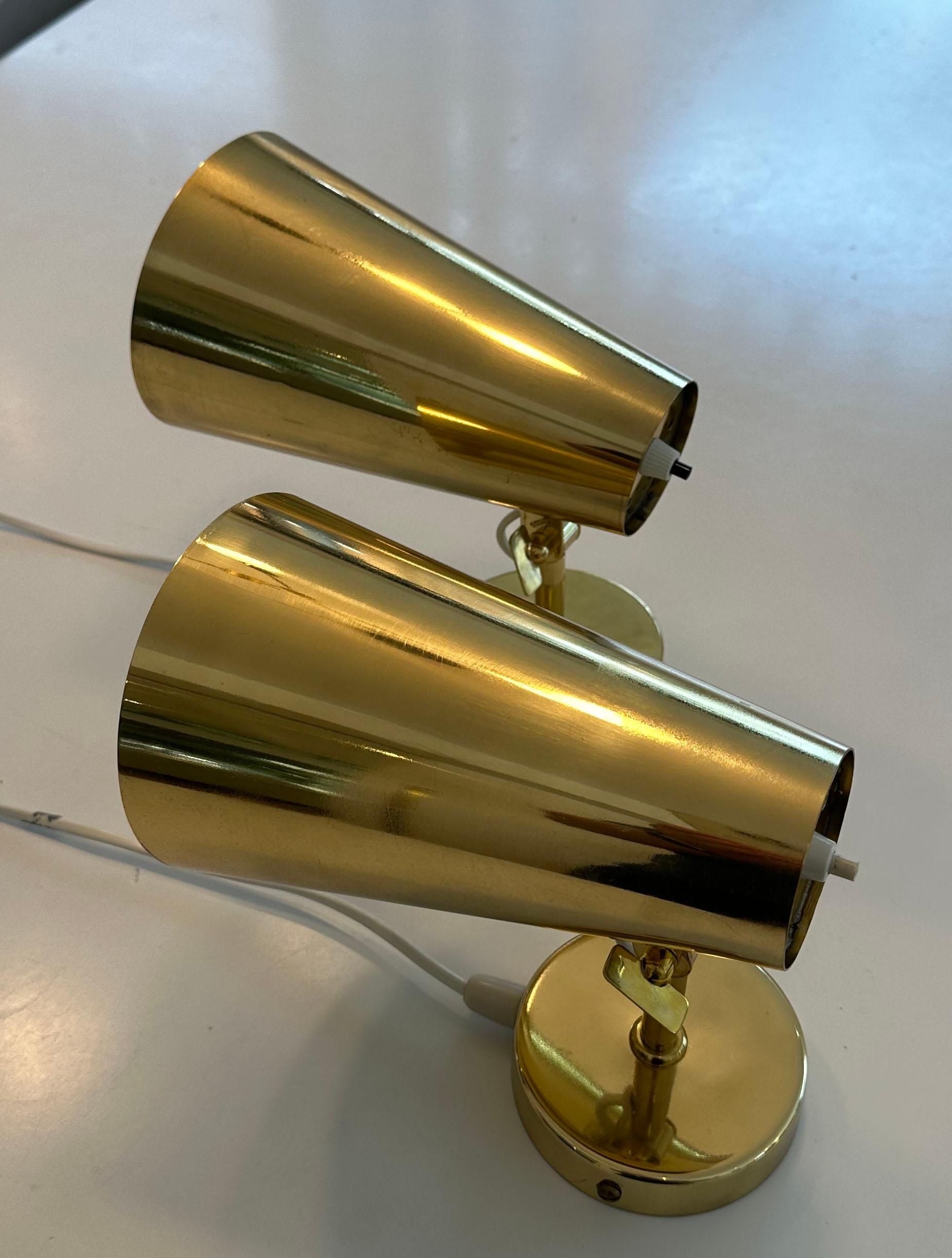 Set of 2 solid brass wall lamps by Paavo Tynell.
Manufactured by Idman in Finland in the 1950s
Marked accordingly