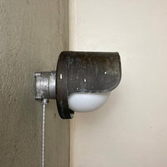 Paavo Tynell & Idman, lampe murale en cuivre et verre opalin, Finlande, années 1950