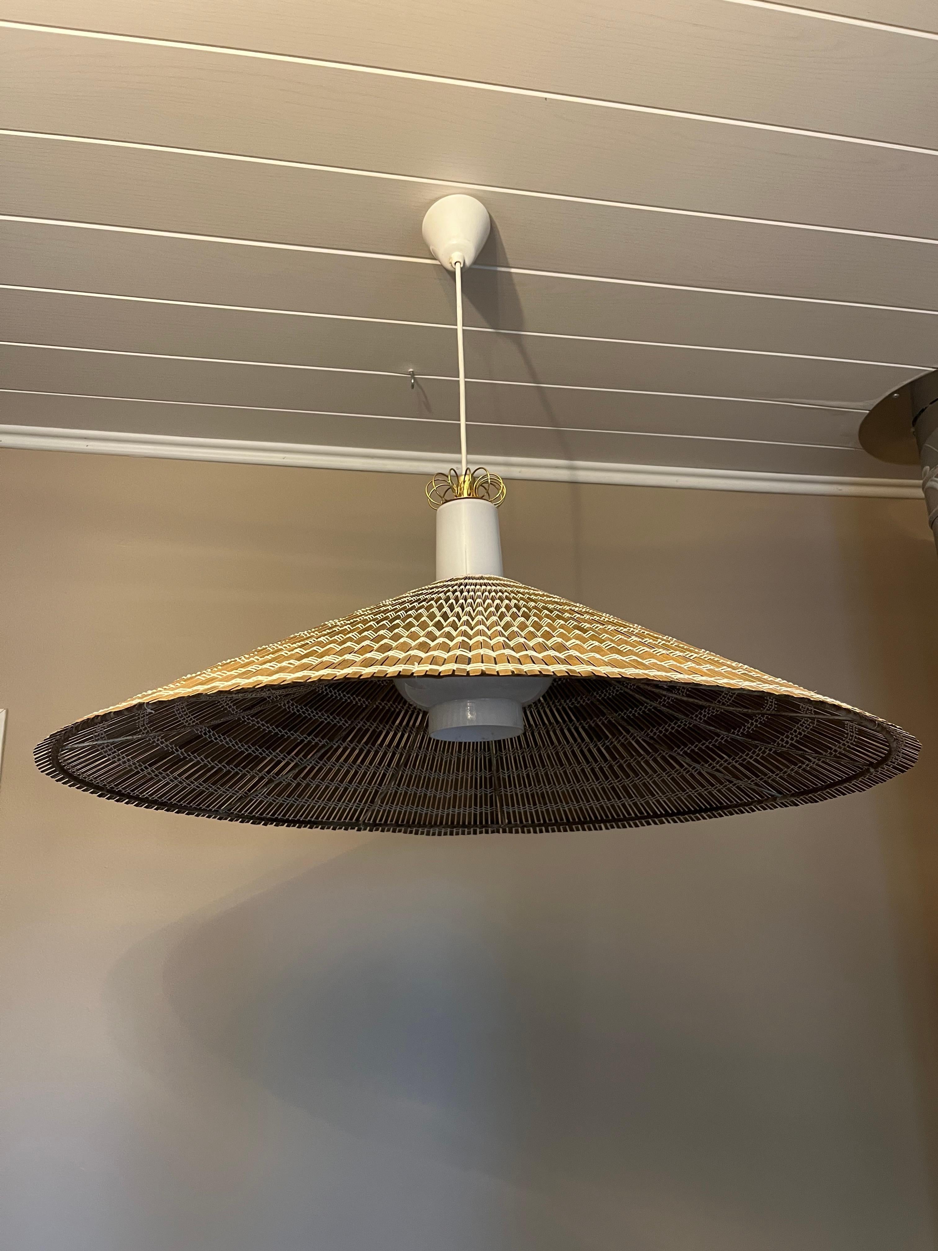 Le luminaire K2-20 de Paavo Tynell est un véritable joyau du design finlandais. Tynell (1890-1973), l'un des pionniers du Design/One-Light scandinave, était connu pour sa combinaison de fonctionnalisme, d'artisanat et d'esthétique poétique. Le K2-20