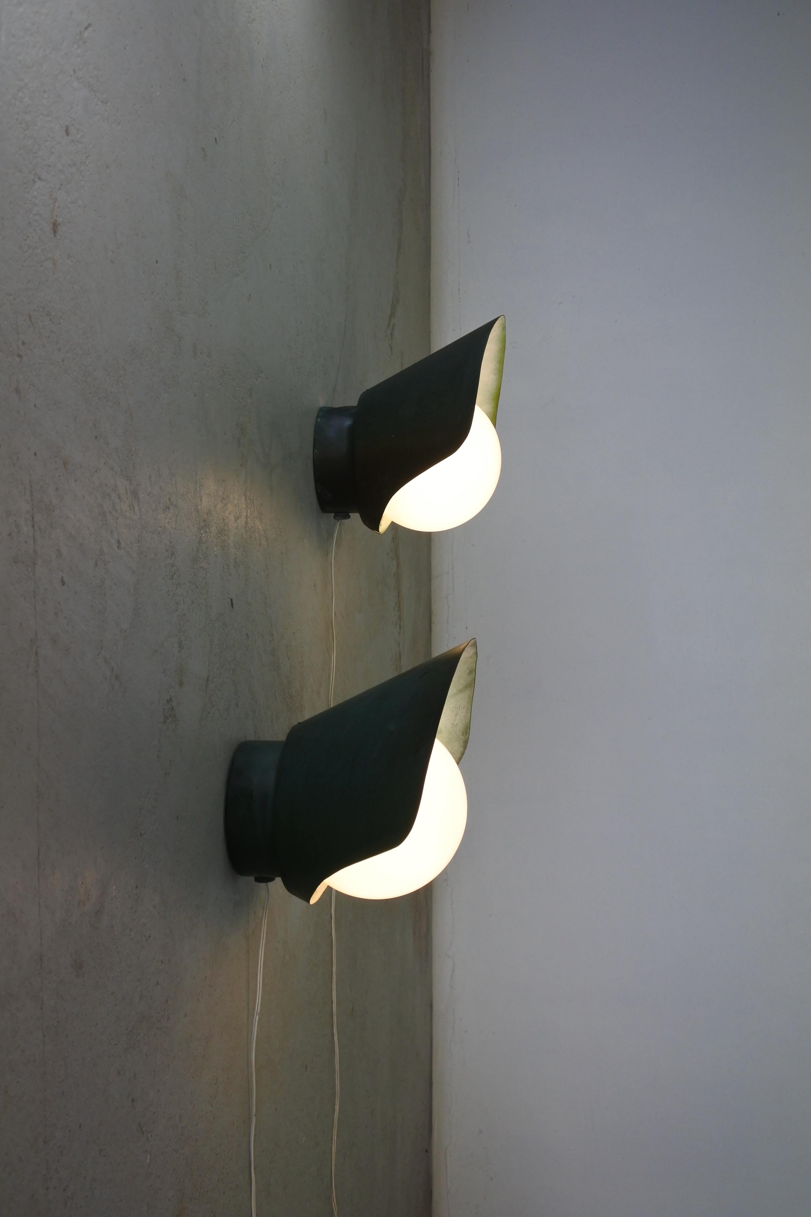 Set of 2 wall lamp by Paavo Tynell, edited by Idman. 
Model 7309. 
Copper and opaline glass. 
Made in Finland in the 1950s. 
Both are marked Idman. 
Great patina to the copper. 

Literature: Idman catalogues from the period. 

1xE27 socket