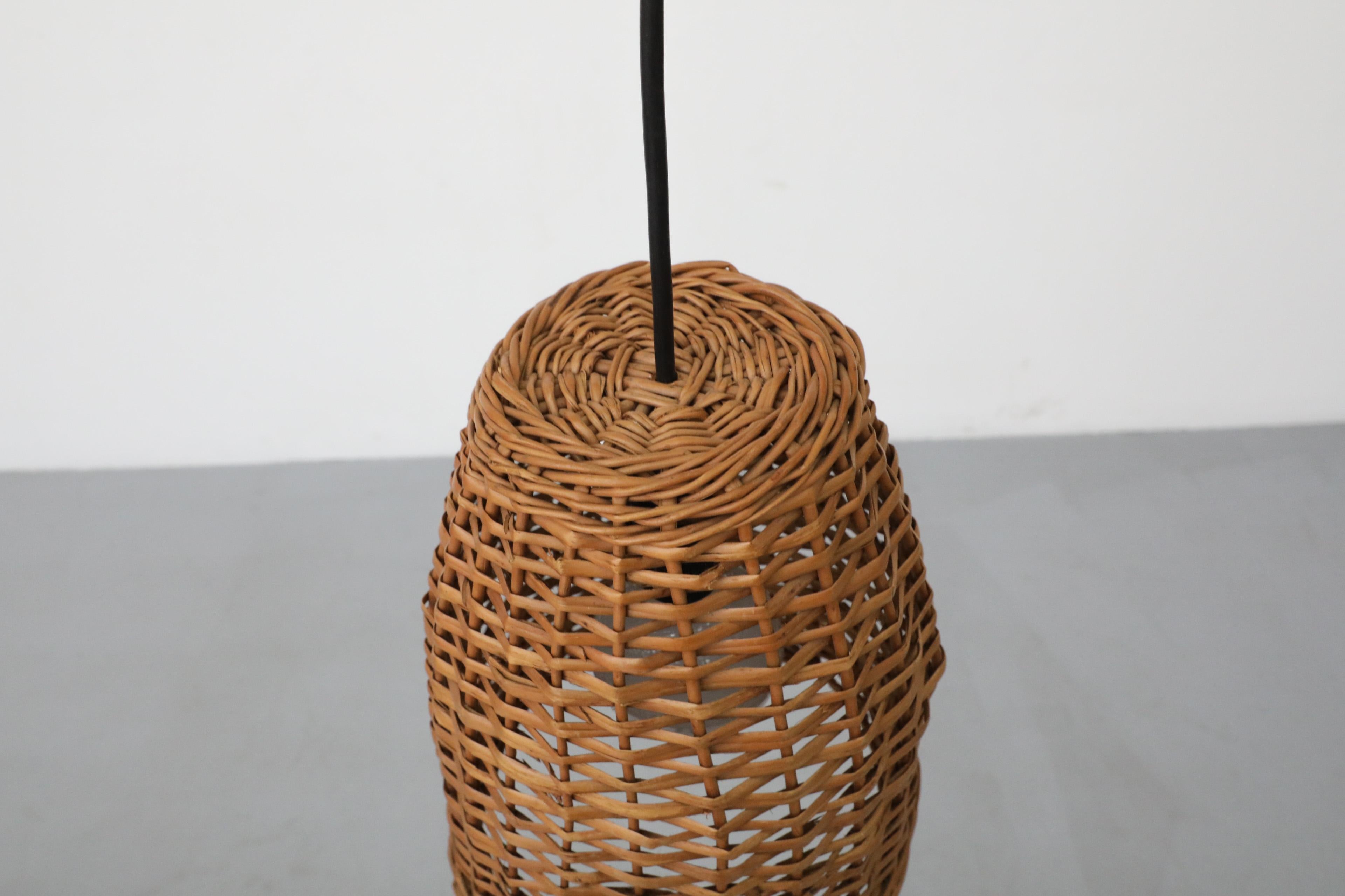 Lampada a sospensione con cesto in rattan intrecciato ispirata al Mid-Century di Paavo Tynell in vendita 2
