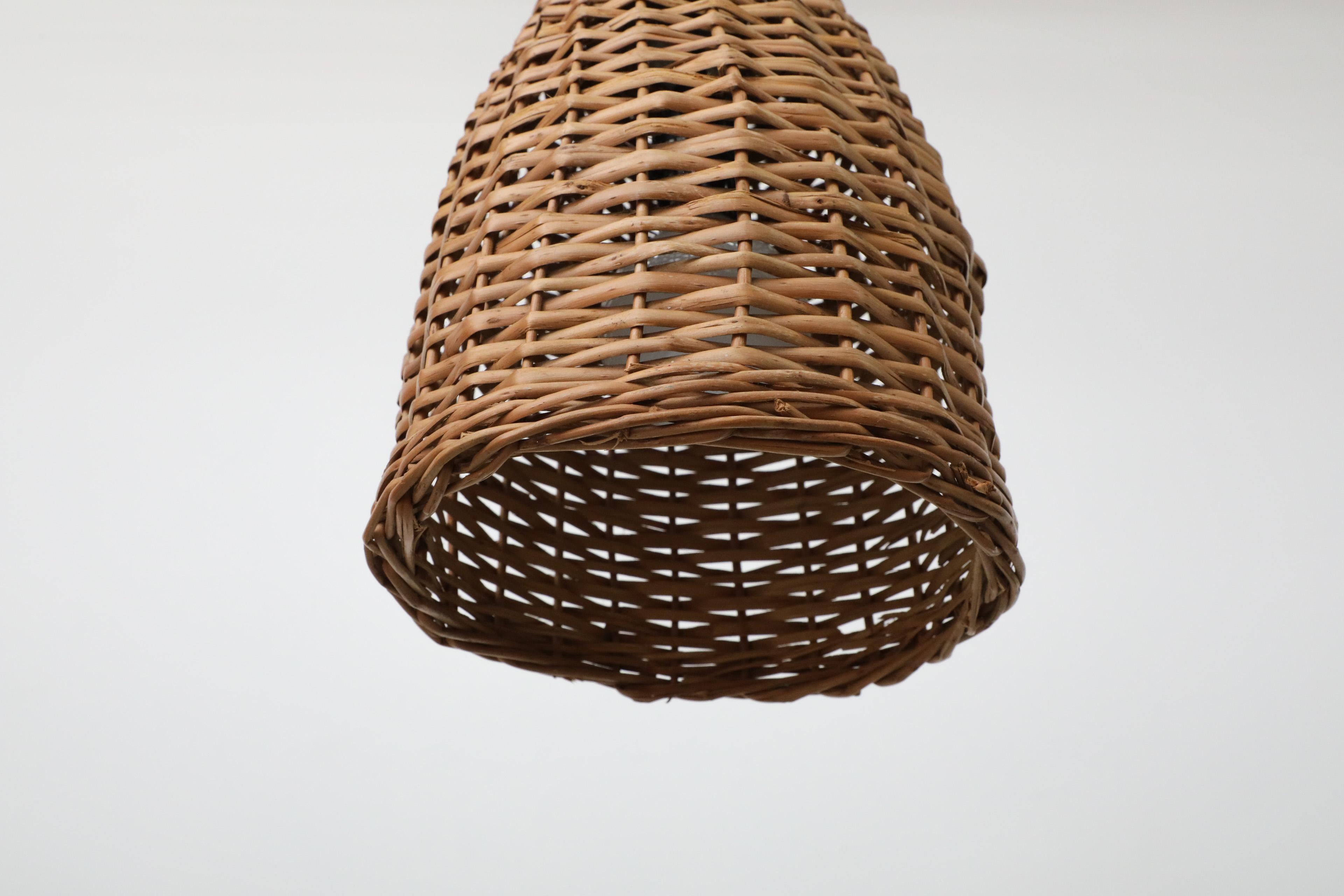 Lampada a sospensione con cesto in rattan intrecciato ispirata al Mid-Century di Paavo Tynell in vendita 3