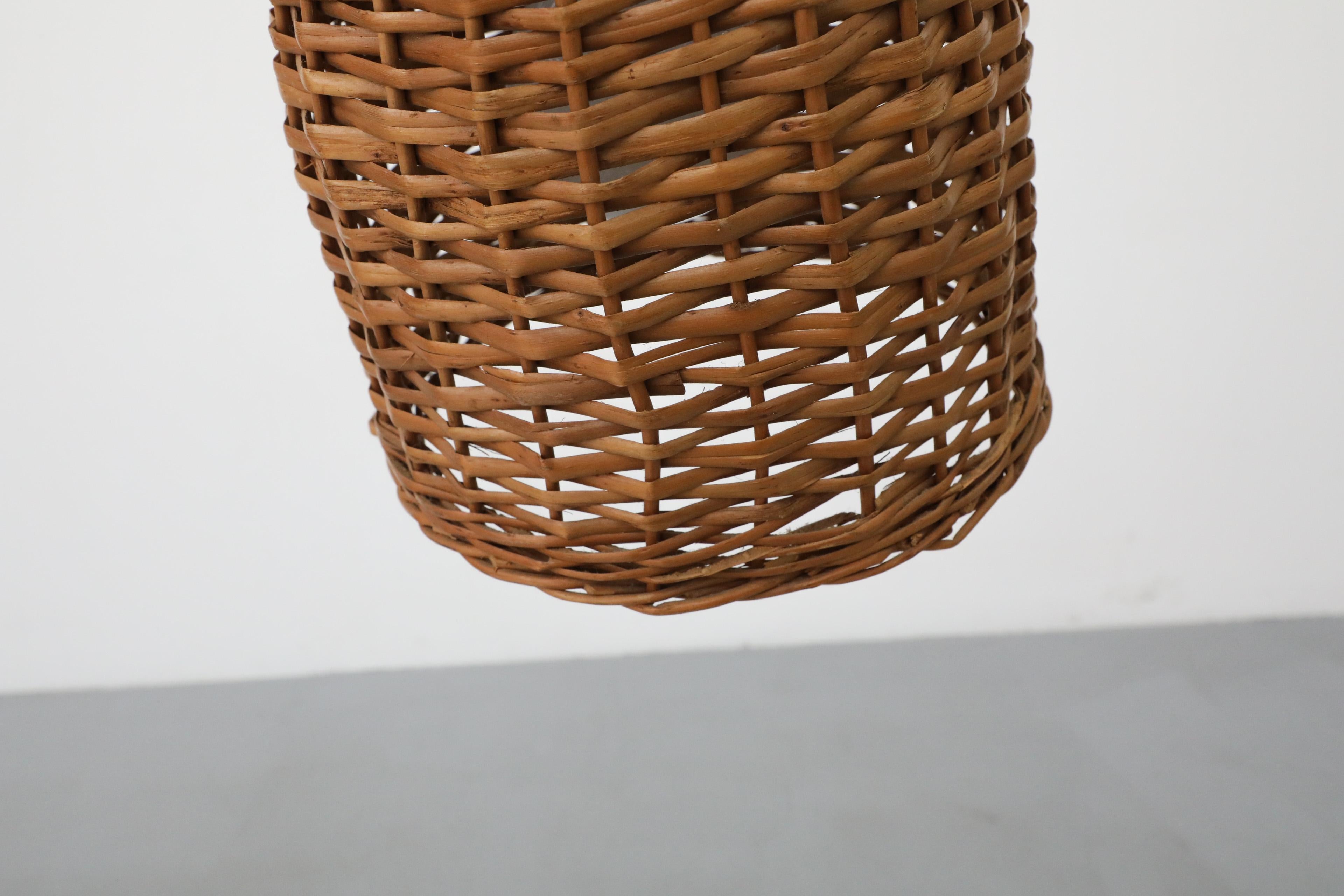 Lampada a sospensione con cesto in rattan intrecciato ispirata al Mid-Century di Paavo Tynell in vendita 4